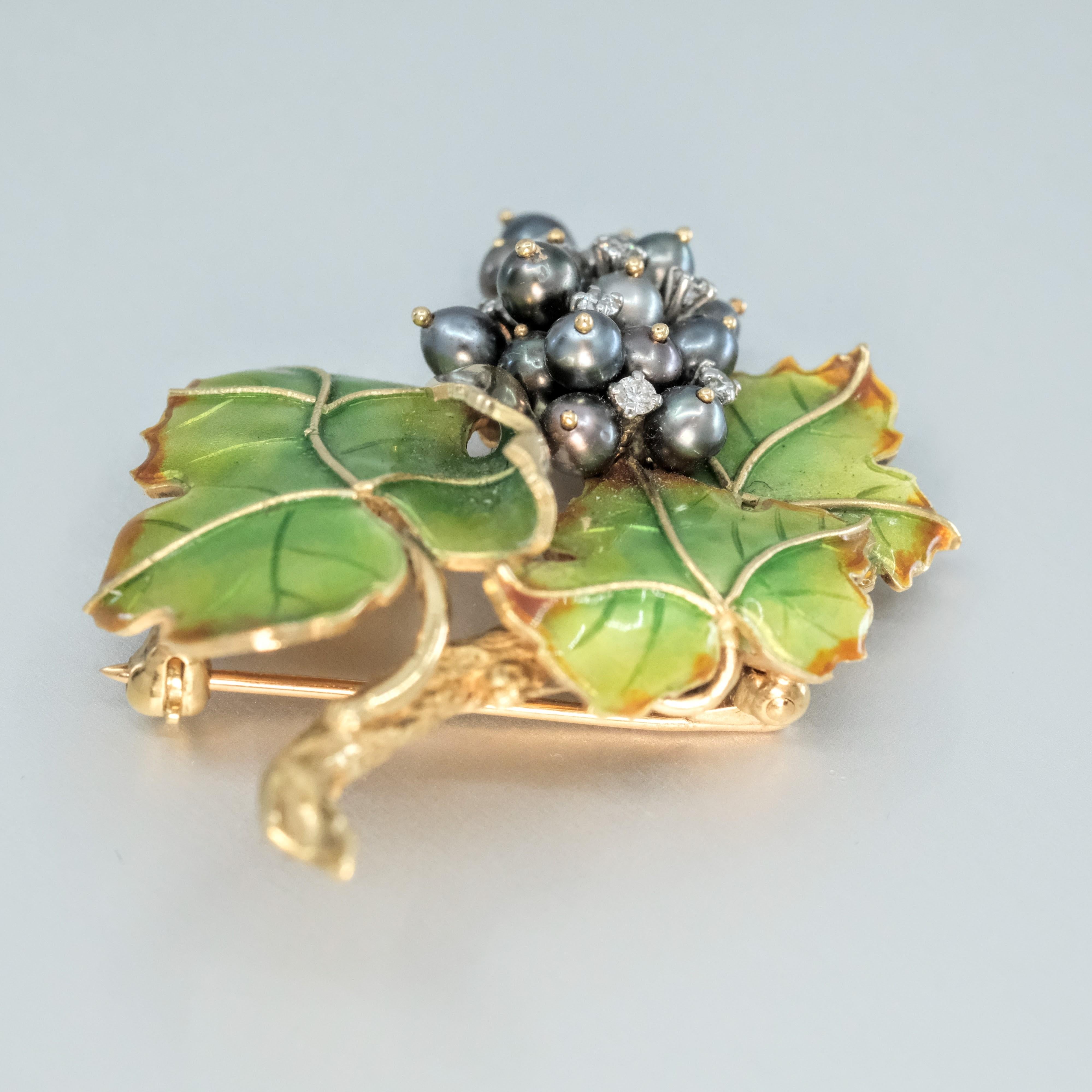 BUNDA Grape shaped brooch, enamel and keshi Tahitian Pearls on gold and platinum en vente 1