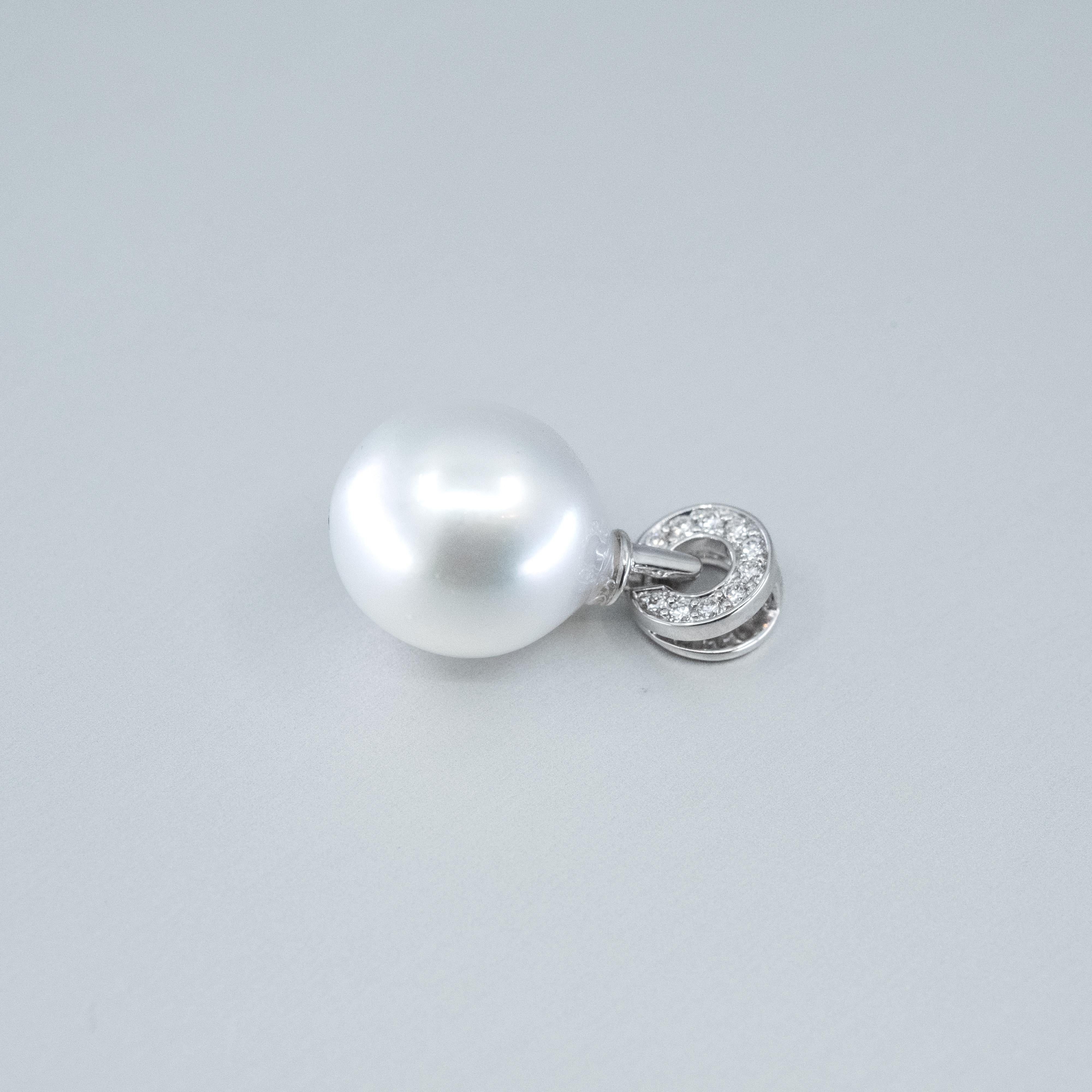 Pendentif en perles des mers du Sud d'Hollywood, surmonté de diamants en or blanc 18ct. Signé Bunda.
Caractéristiques des diamants : Taille ronde et brillante : 10 = 0,09ct Couleur F, pureté VS
Caractéristiques de la perle de culture blanche des