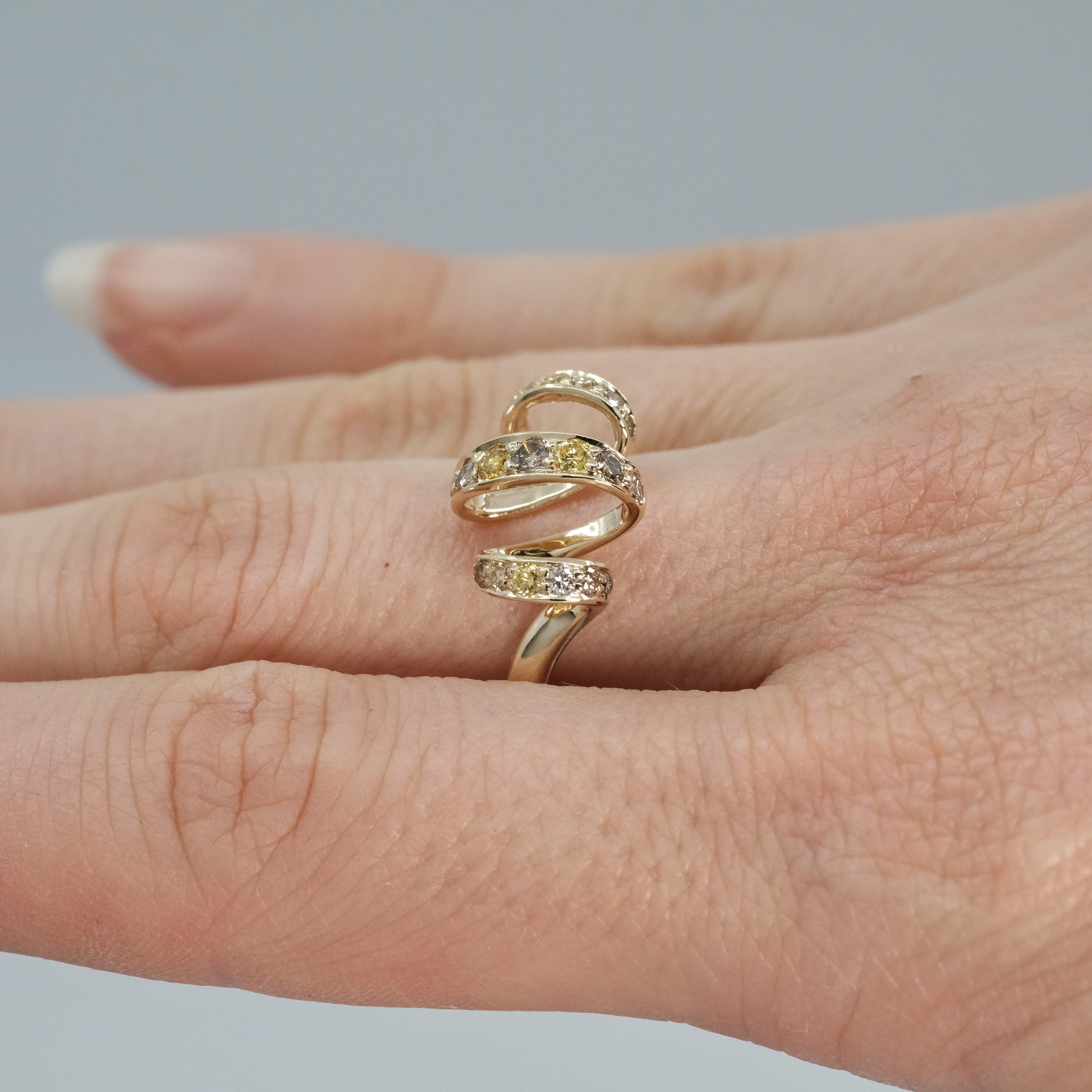 BUNDA 'Lyra' 0.60ct Yellow Diamonds Ring in 18k yellow gold For Sale 3