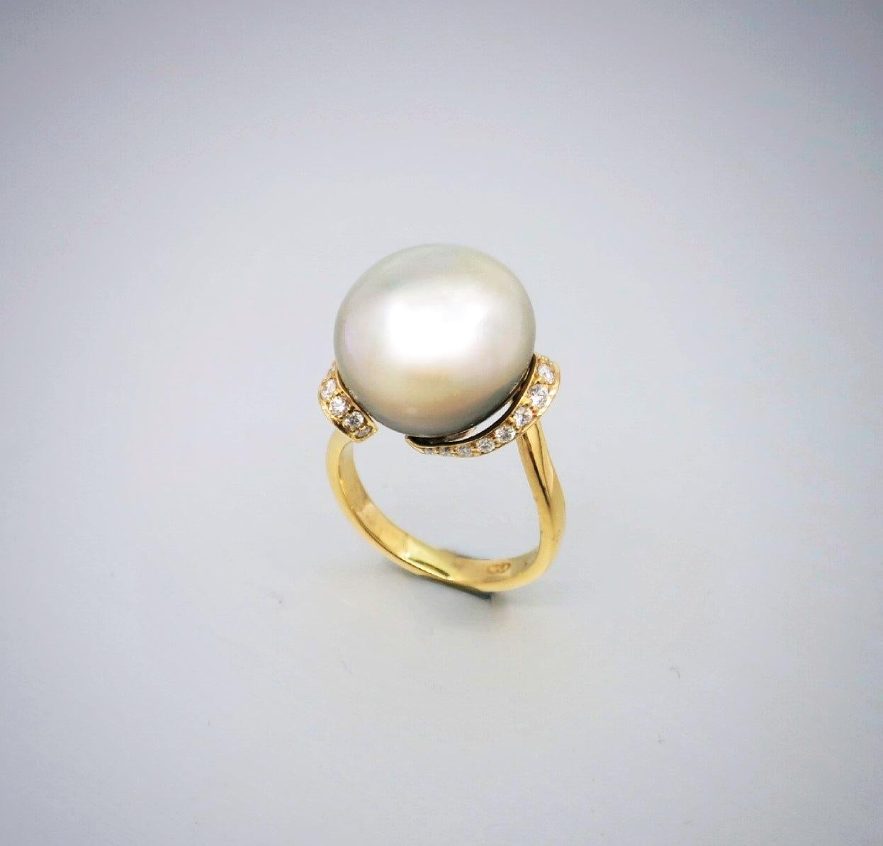 Anillo BUNDA Lyra Perla de Tahití de 13,7 mm con diamantes de 0,36 ct en oro amarillo de 18k Corte redondo en venta