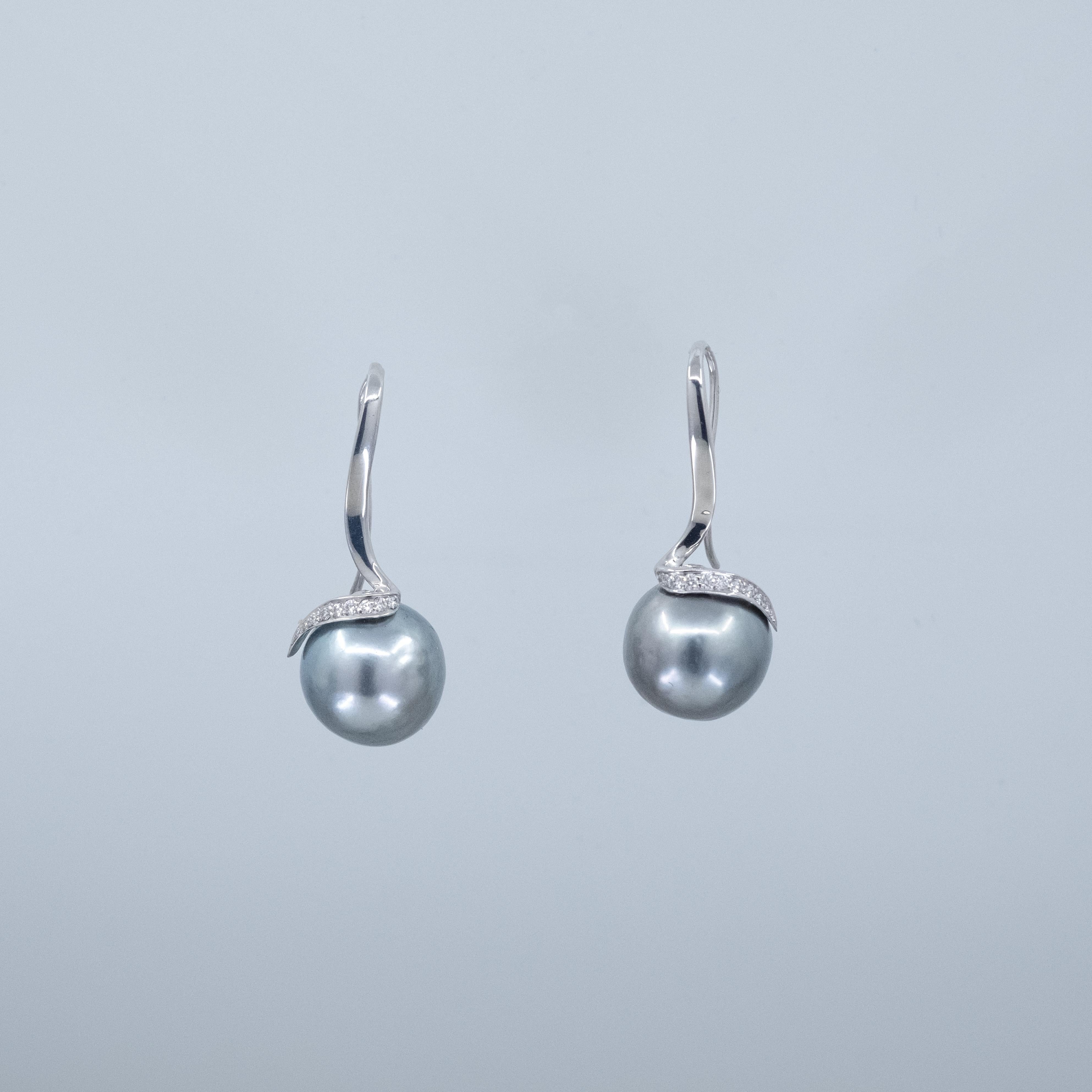 Ein Paar BUNDA 'Lyra' Ohrringe aus Tahiti-Zuchtperlen und Diamanten aus 10 Karat Weißgold. Gestempelt BUNDA.

Eigenschaften von Silber Tahiti-Zuchtperlen; 2 x 13,5 - 13,6mm.

Merkmale von Diamanten im runden Brillantschliff: 18 = .16ct, Farbe F,