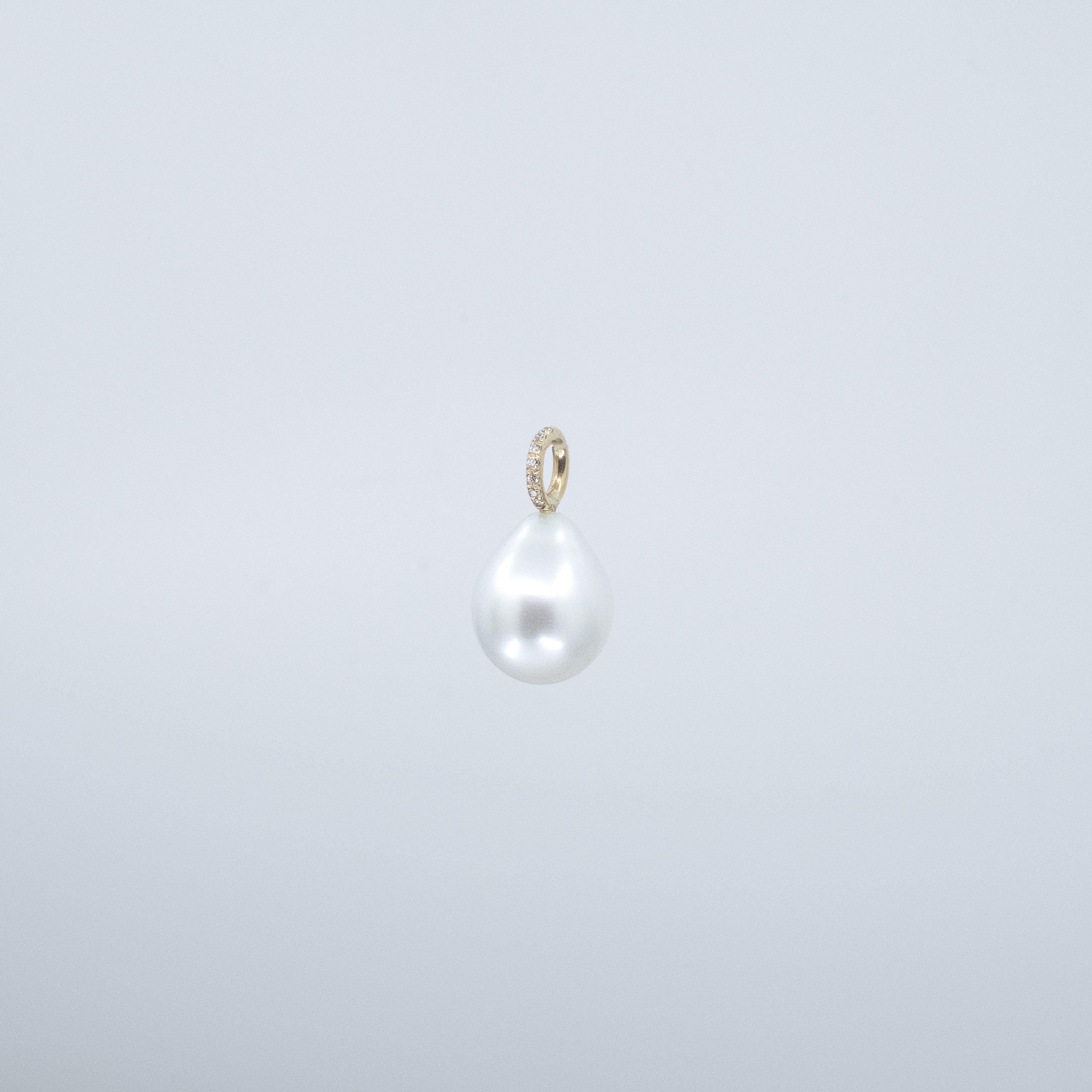 Ciondolo con perla Mignon di BUNDA, sormontato da una linea di diamanti, in oro giallo 18ct. Firmato Bunda.
Caratteristiche della perla coltivata Whiting South Sea; 11 - 11,5 mm.
Caratteristiche dei diamanti taglio brillante rotondo: 7 = .07ct,