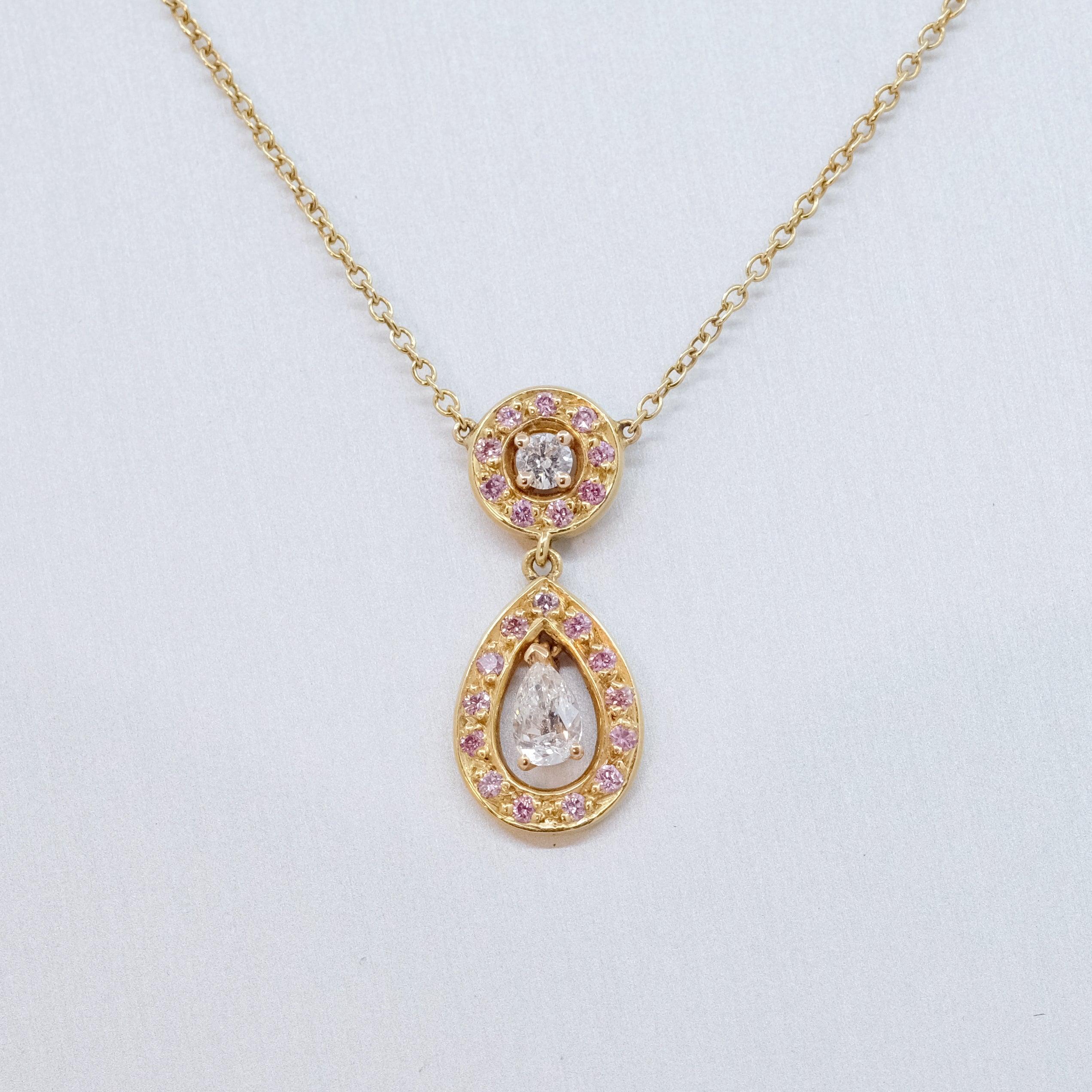Pendentif BUNDA 'Mignon' en or jaune et rose 18ct, orné d'un diamant blanc en forme de poire et d'un diamant blanc rond de taille brillant, tous deux sertis sur griffes et entourés de diamants roses sertis sur fil, le tout monté sur une chaîne en or