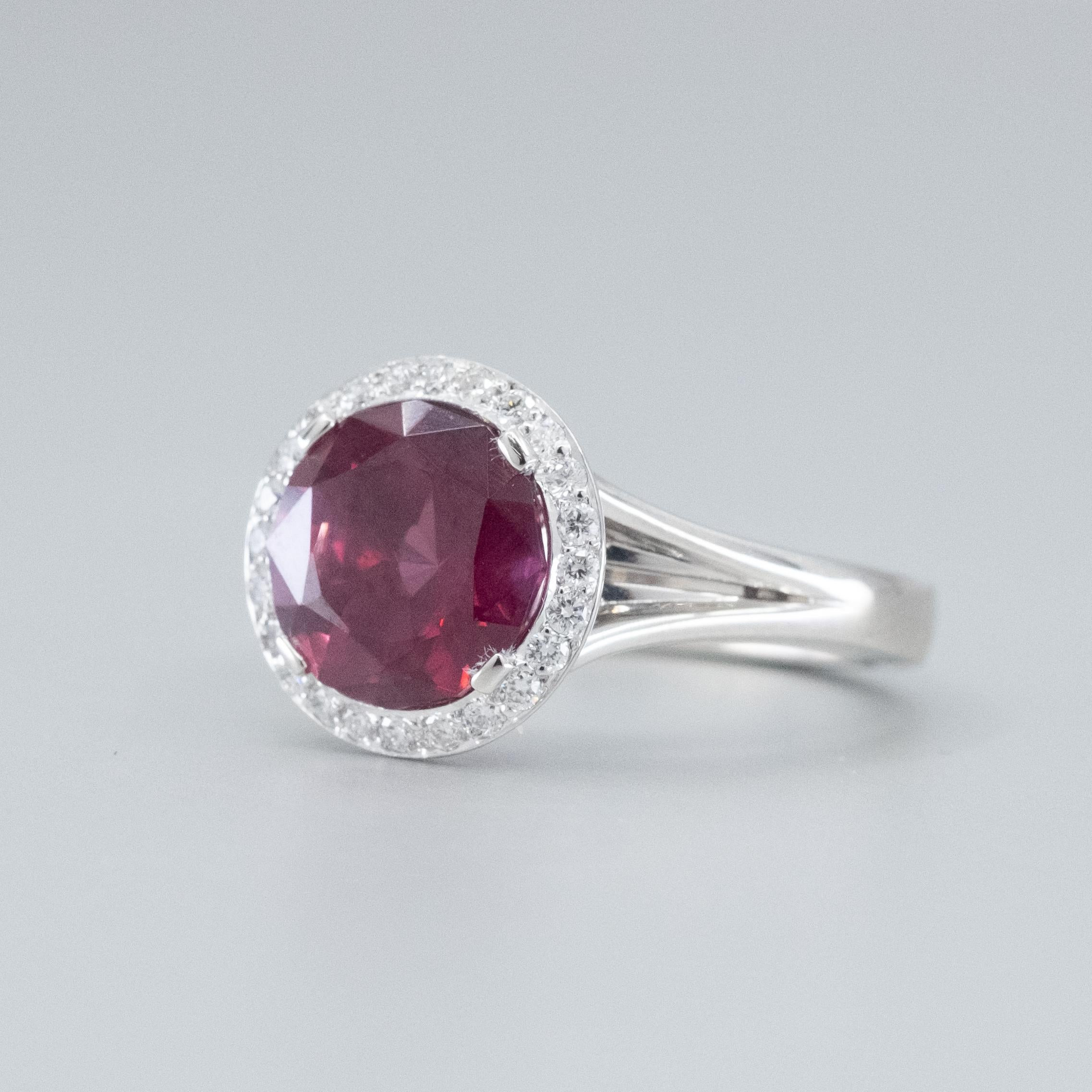 BUNDA Rhodolite Garnet Ring with Diamonds on platinum In New Condition For Sale In SYDNEY, AU