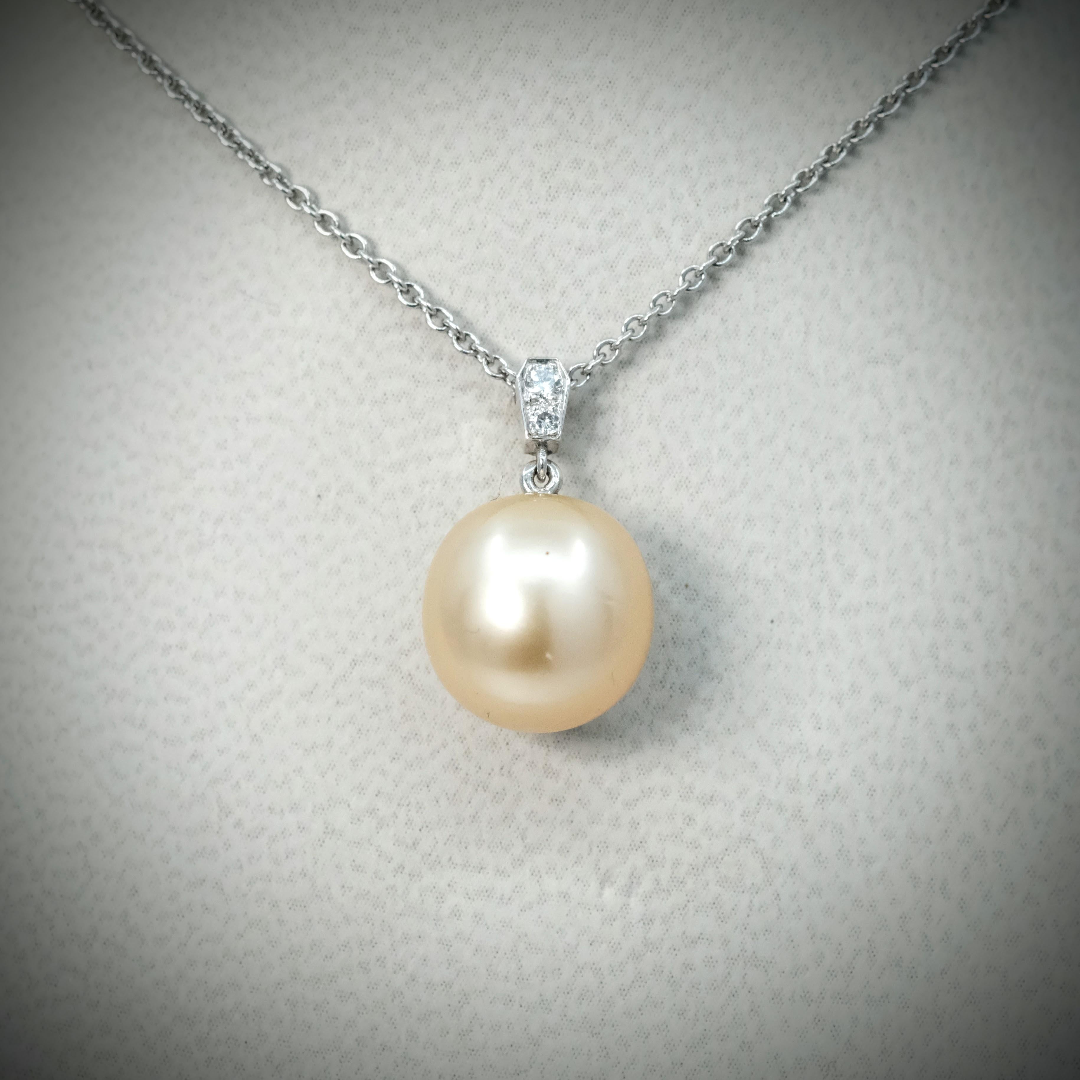 Round Cut Bunda 'Russe' 10.5mm South Sea Pearl and Diamonds Pendant in 18k white gold For Sale