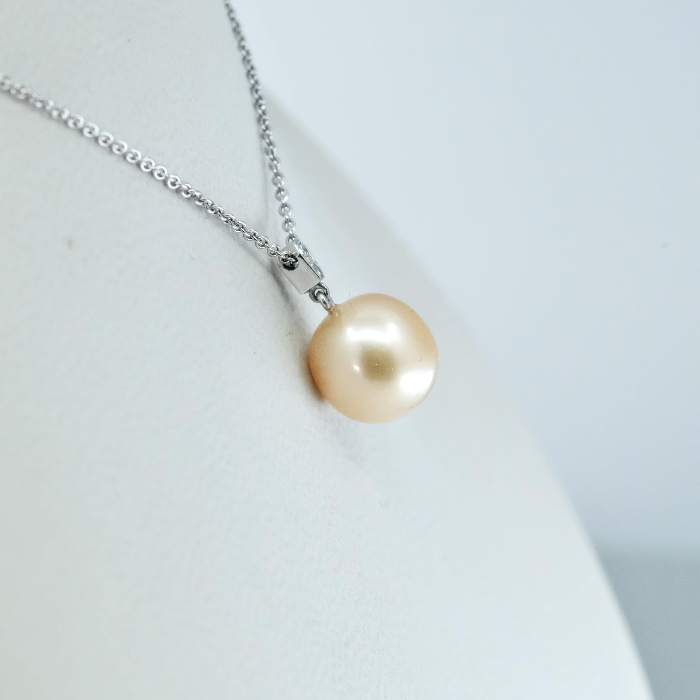 Women's or Men's Bunda 'Russe' 10.5mm South Sea Pearl and Diamonds Pendant in 18k white gold For Sale