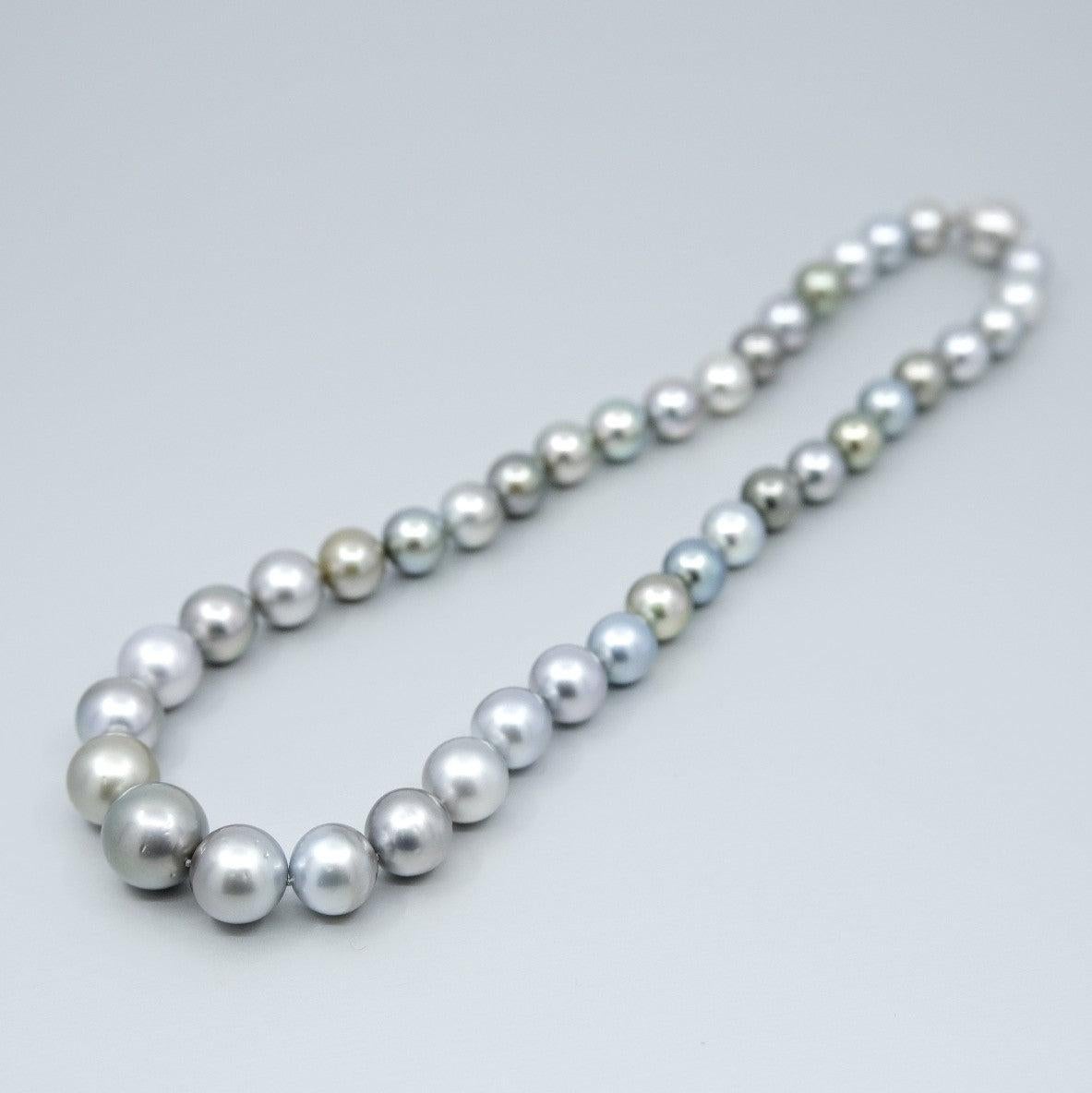 Un filo BUNDA di perle di Tahiti coltivate di forma barocca, infilate e annodate con una chiusura in oro bianco 18 carati. Le 39 perle hanno dimensioni che vanno da 8,5 mm fino a 14,8 mm, con colori di verde, giallo, verde, bianco, rosa e varie
