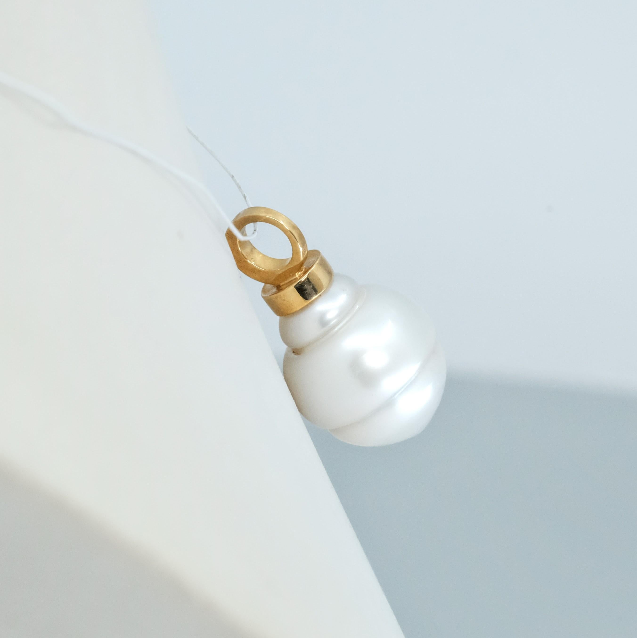 A BUNDA Cultured South Sea pearl 'Eva' pendant in 18 carat yellow gold, featuring a circle drop shaped pearl with a clean skin and an excellent lustre, white in colour with pink overtones.

Dimensions of pearl: = 15.00 - 18.40mm

The chain is sold