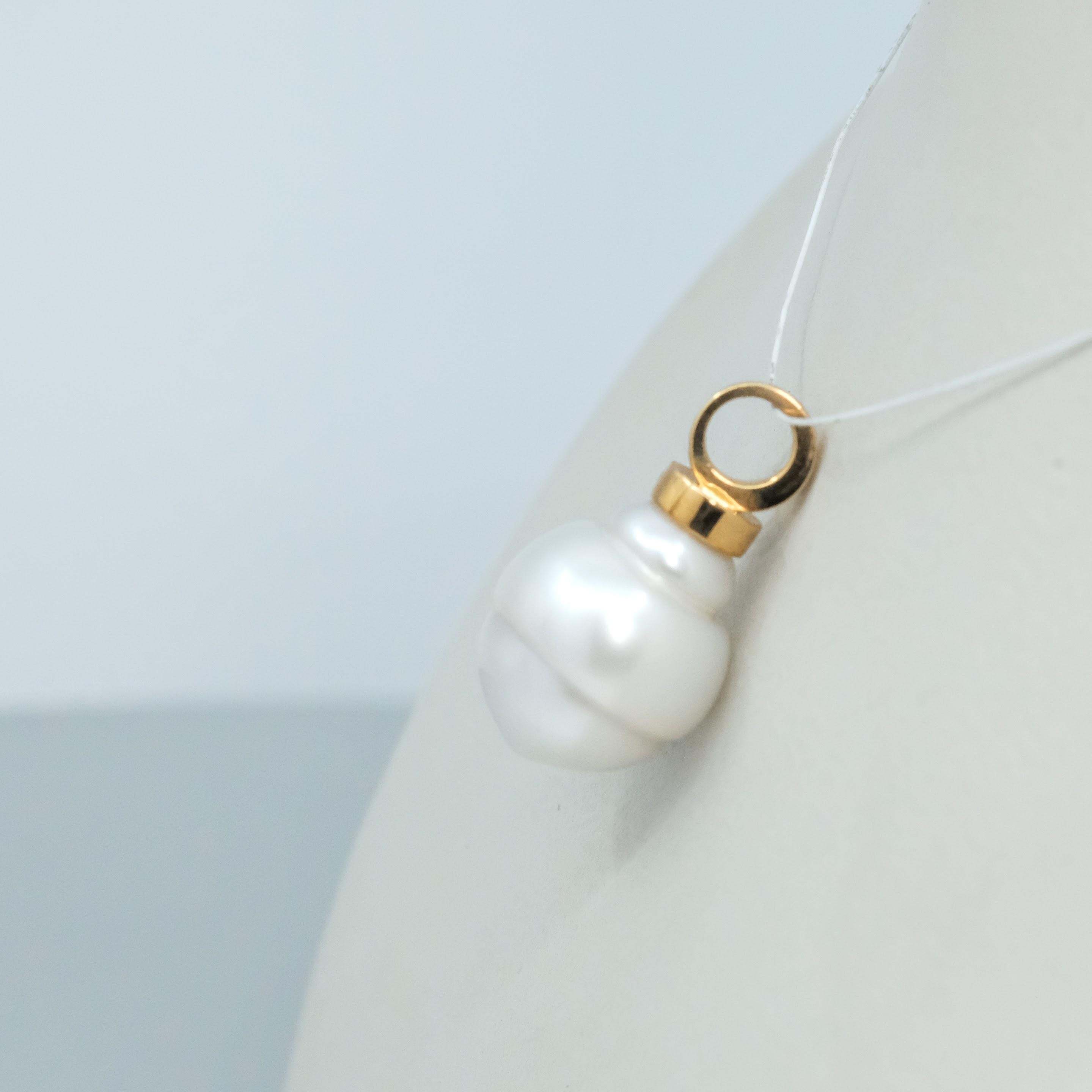 Round Cut BUNDA South Sea Pearl Pendant on 18k yellow gold For Sale