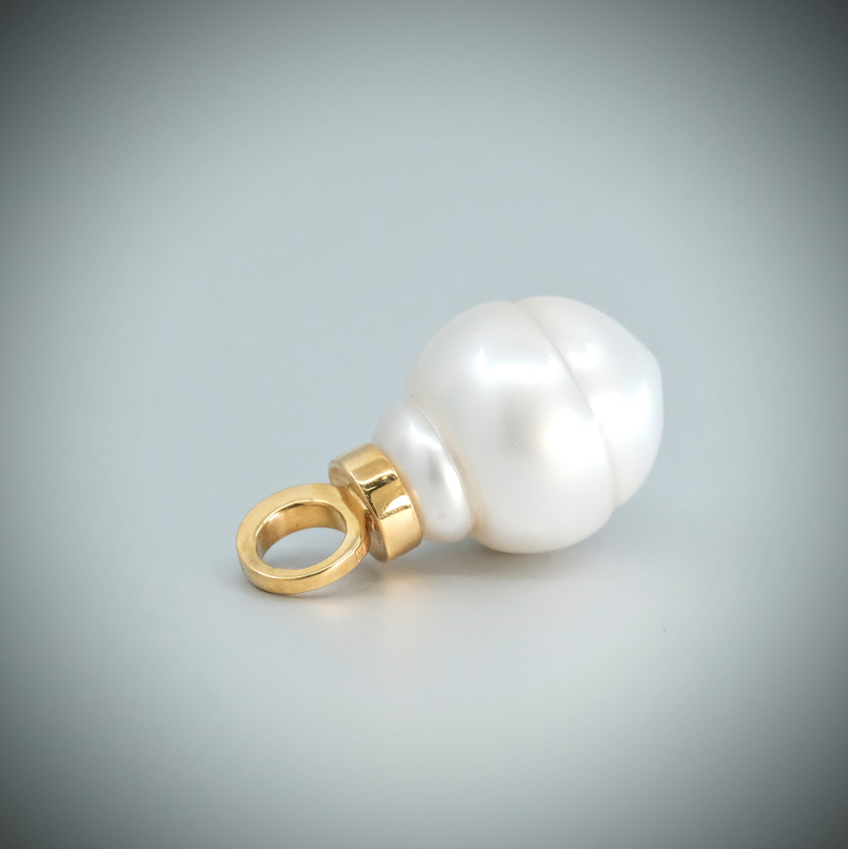 Women's or Men's BUNDA South Sea Pearl Pendant on 18k yellow gold For Sale