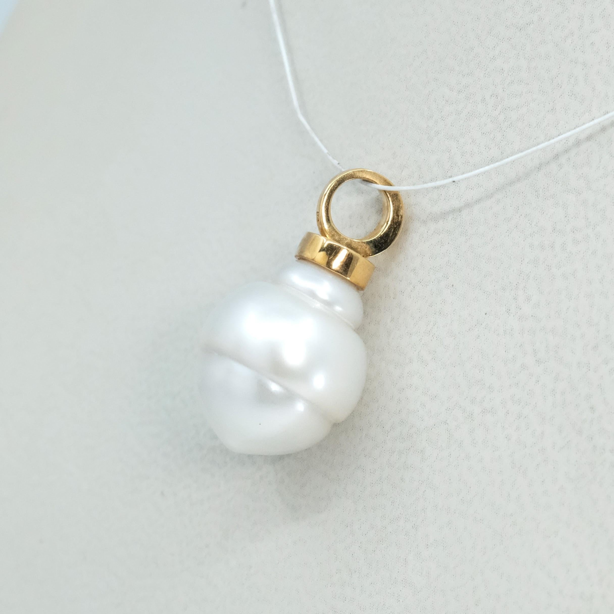 BUNDA South Sea Pearl Pendant on 18k yellow gold For Sale 1
