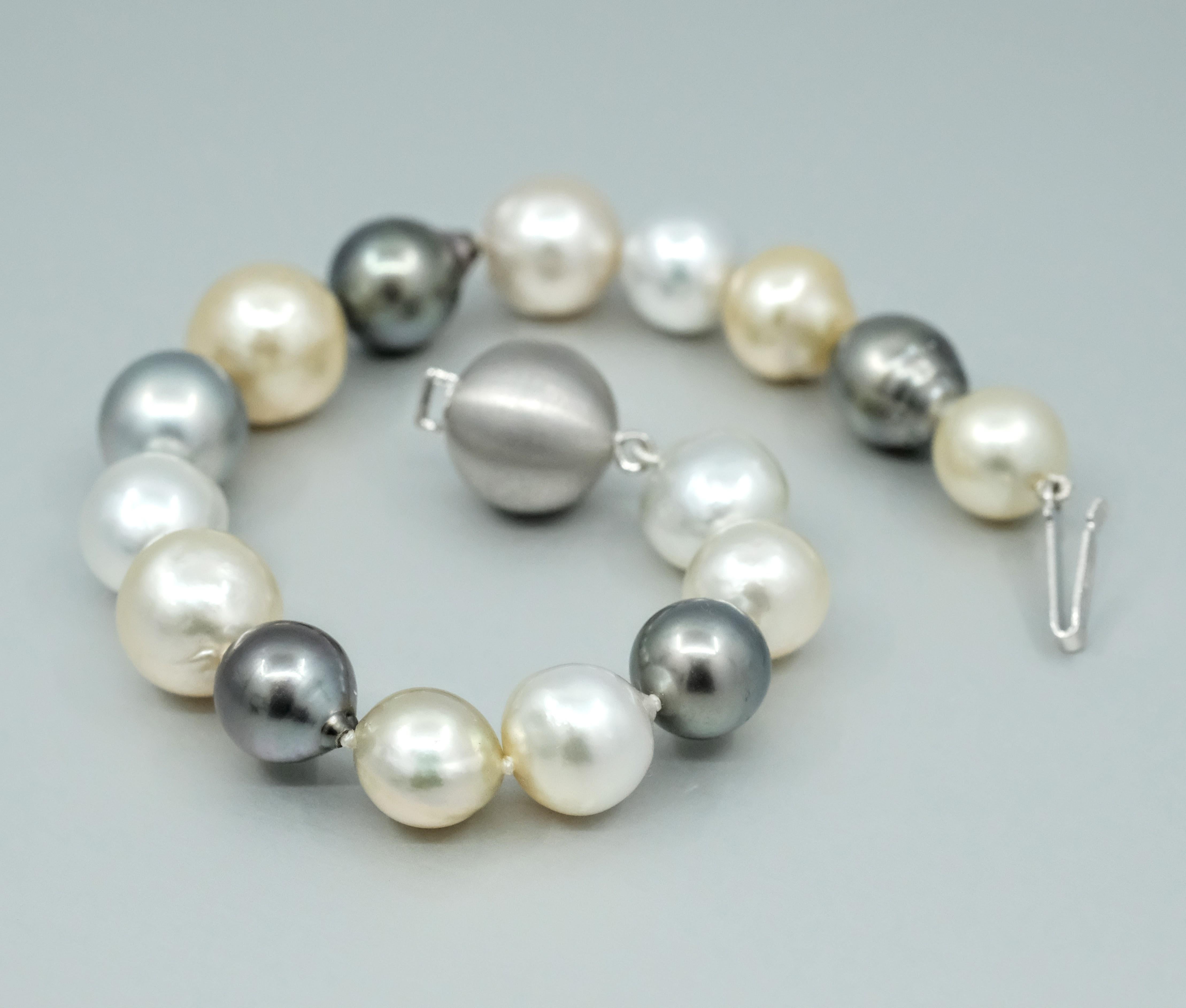 Barockes Perlenarmband von BUNDA mit einem Verschluss aus 18 Karat Weißgold.

Eigenschaften der 16 Perlen: 8-10mm, weiße oder cremefarbene Südseeperlen und Tahiti-Perlen, mit ausgezeichnetem Glanz und Haut

Gesamtgewicht: 23,29 Gramm.