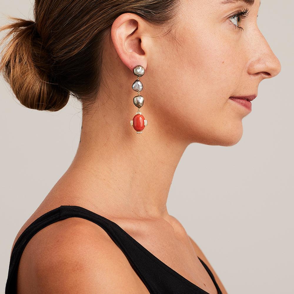Cabochon BUNDA Orecchino a goccia con perla di Tahiti e corallo prezioso in oro giallo 18 ct. in vendita