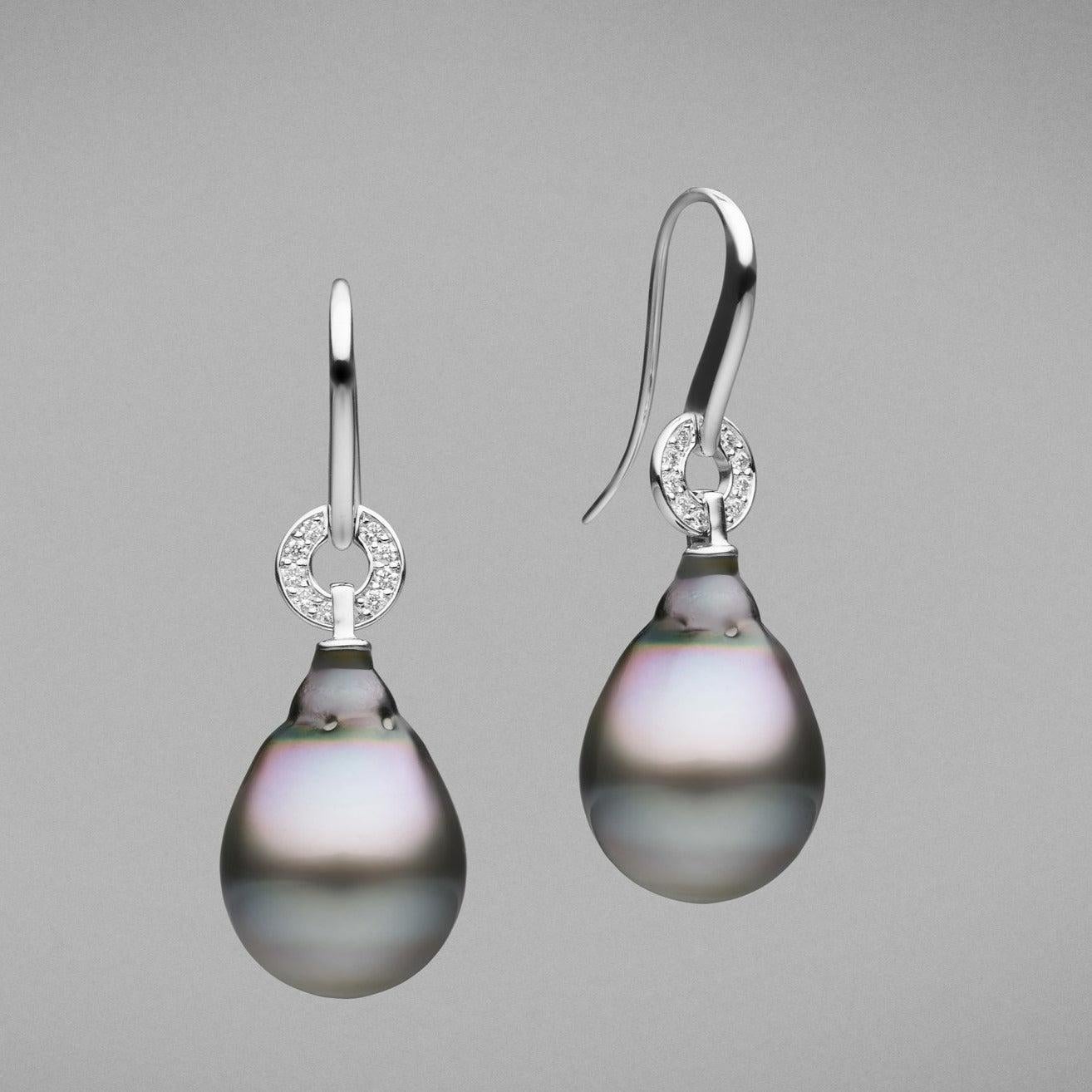 Paire de boucles d'oreilles BUNDA 'Hollywood' en perles de Tahiti cultivées en or blanc 18ct. Les boucles d'oreilles sont serties de perles en forme de goutte, gris argenté avec des nuances vertes et roses, avec une peau claire et un excellent