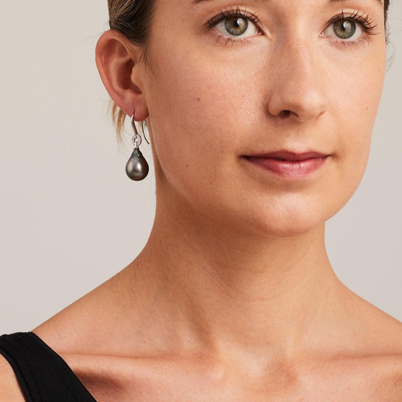 BUNDA Boucles d'oreilles pendantes en perles de Tahiti rehaussées de diamants sur or blanc 18 carats Neuf - En vente à SYDNEY, AU