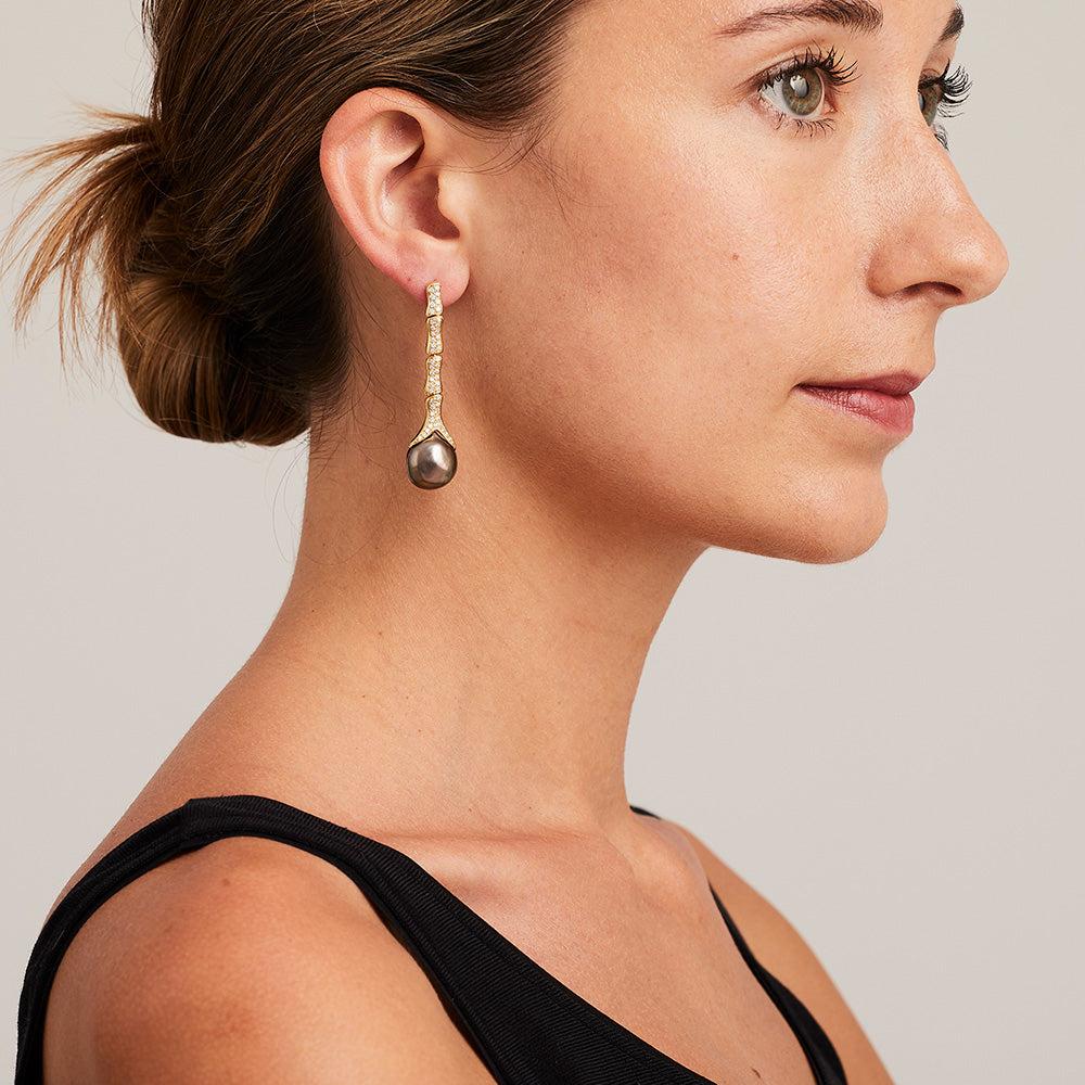 Each earring is set with a baroque shaped keshi pearl with clear skin and excellent lustre. Every ‘Caelum’ link is pave set with round brilliant diamonds and is articulated. Earrings are fitted with posts and butterflies.

Total diamond weight =