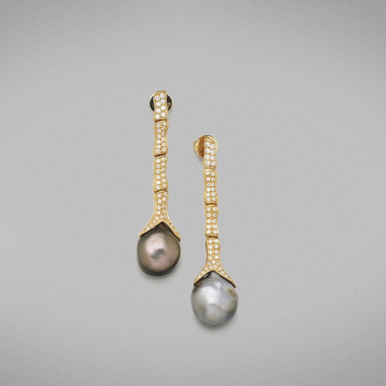 Round Cut BUNDA Tahitian Pearls, diamonds and 18k yellow gold drop earrings. For Sale