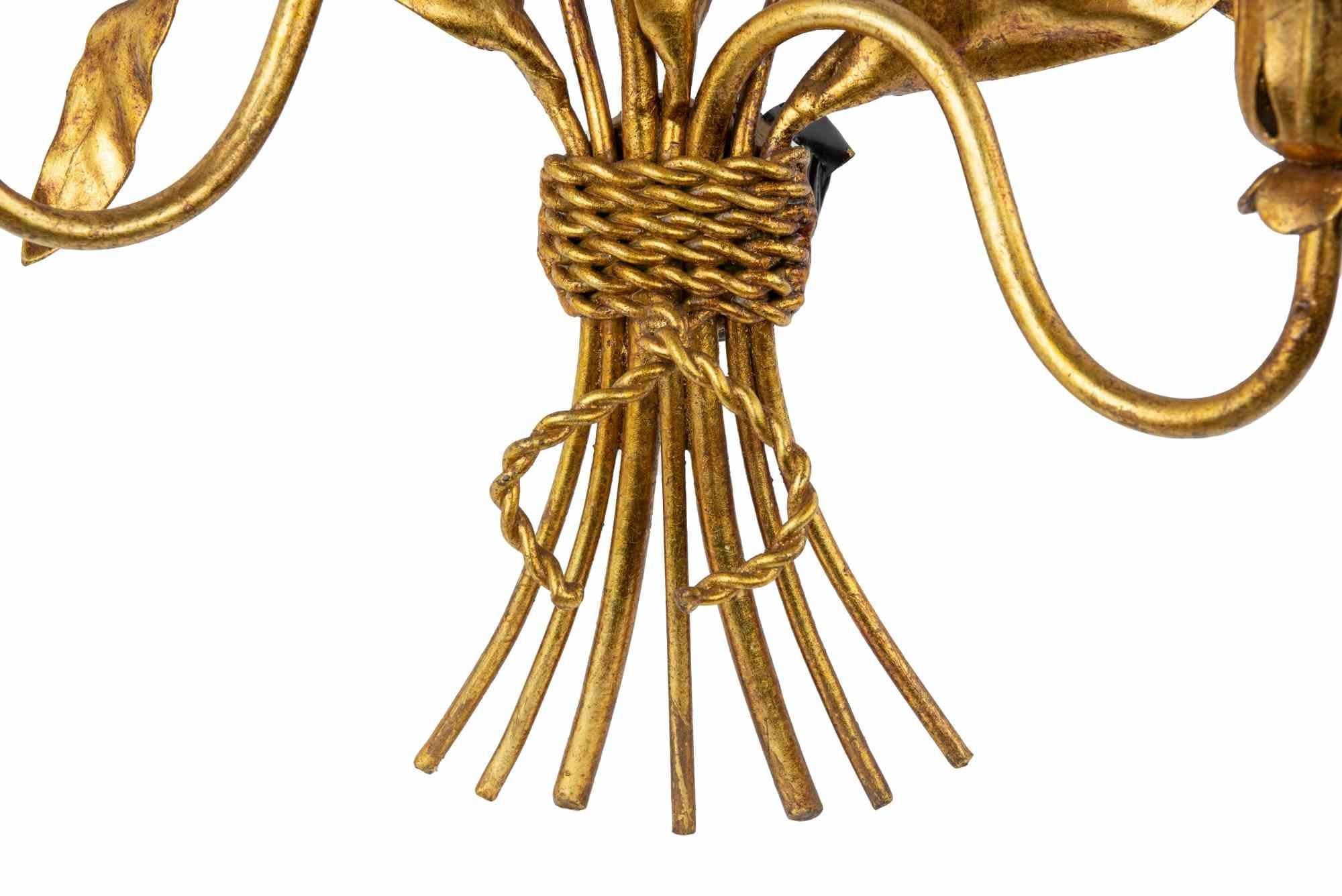 XX secolo Pacchetto di  due lampade a staffa in ottone dorato nello stile di Hans Kogl in vendita