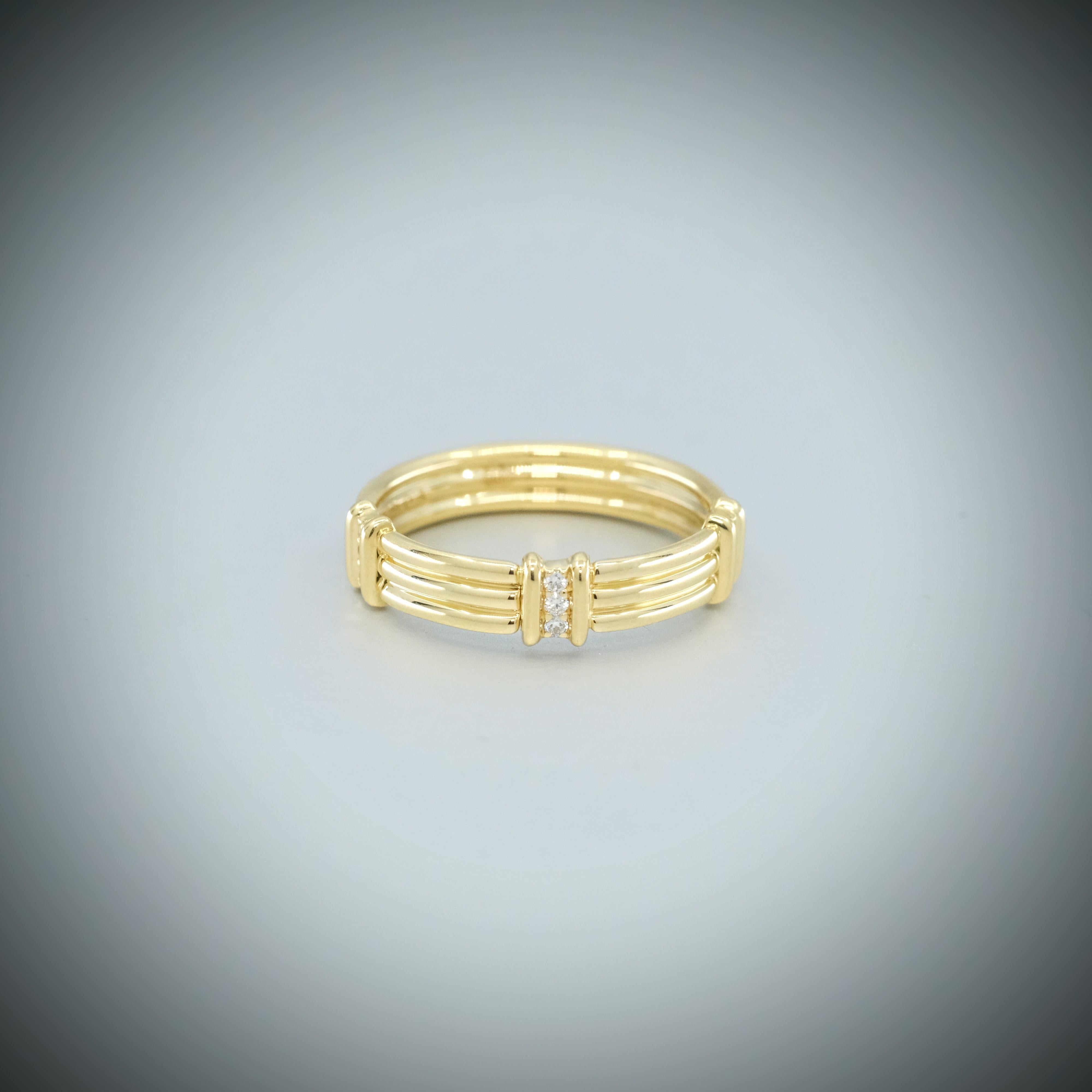 Bague BUNDA Bundova Diamond, sertie de diamants en or jaune 18ct. Signé Bunda.
Caractéristiques des diamants de taille ronde et brillante : 9 = .07ct, couleur F, pureté VS
Poids total : 3,78 grammes.