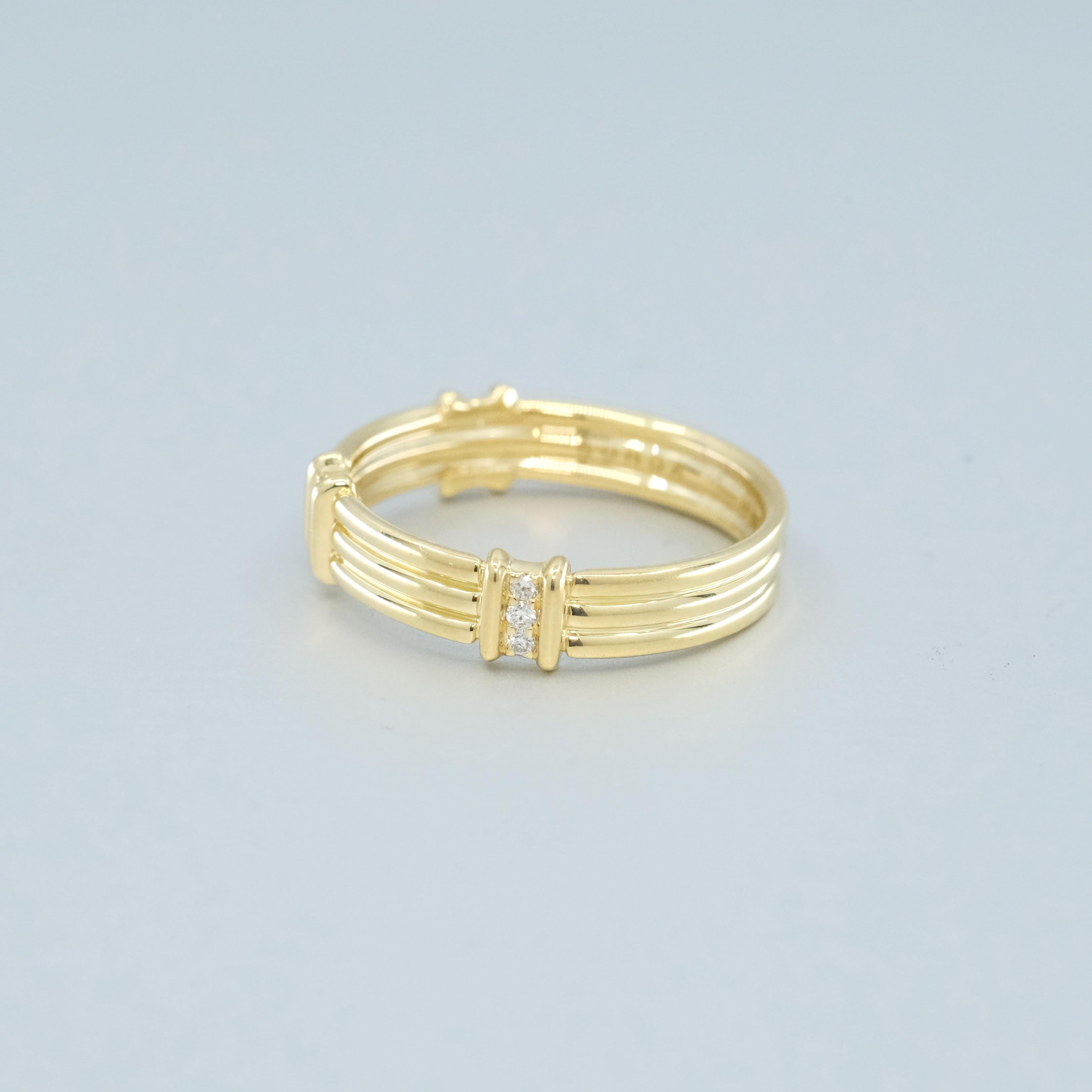 Moderniste Bague en or jaune 18 ct à 3 côtes de 0,07 diamants ronds de taille brillant en vente