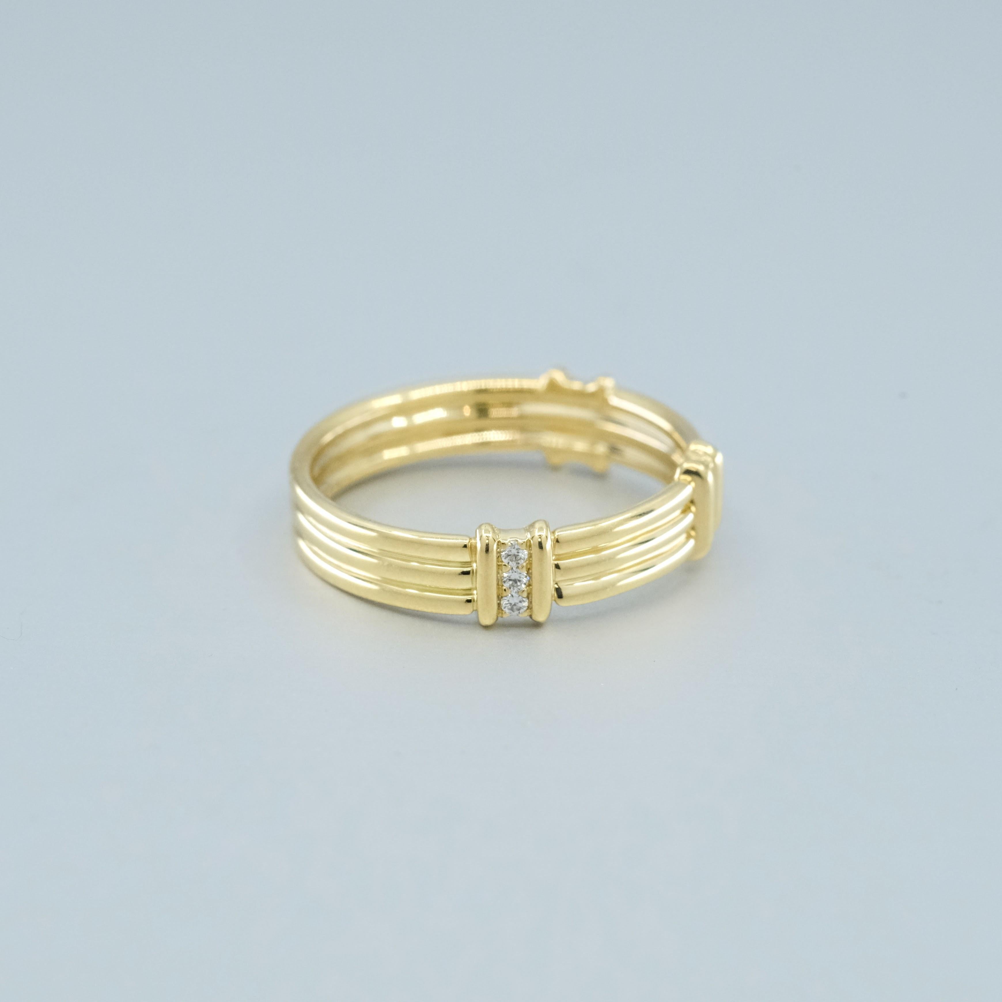 Bague en or jaune 18 ct à 3 côtes de 0,07 diamants ronds de taille brillant Neuf - En vente à SYDNEY, AU
