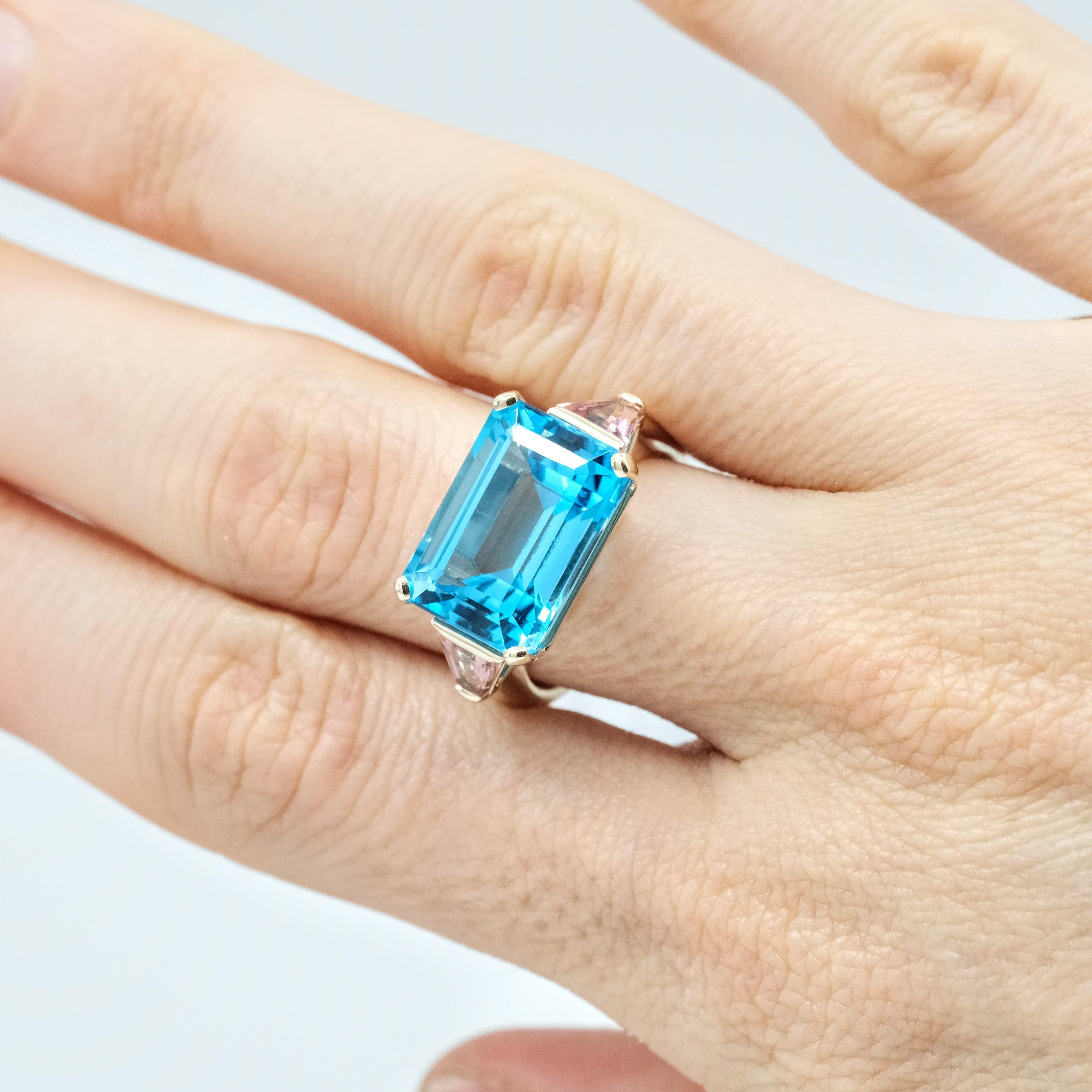 A BUNDA Bundova Topaz and Tourmaline ring, set in 18ct yellow gold, signed BUNDA.

Characteristics of the blue Topaz: Emerald cut, 1 = 10.55ct.

Characteristics of the Tourmalines: Trapeze cut, 2 = 0.78ct.