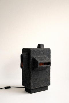 Lampada Bunker in ceramica di Kalou Dubus, gres nero, design scultoreo
