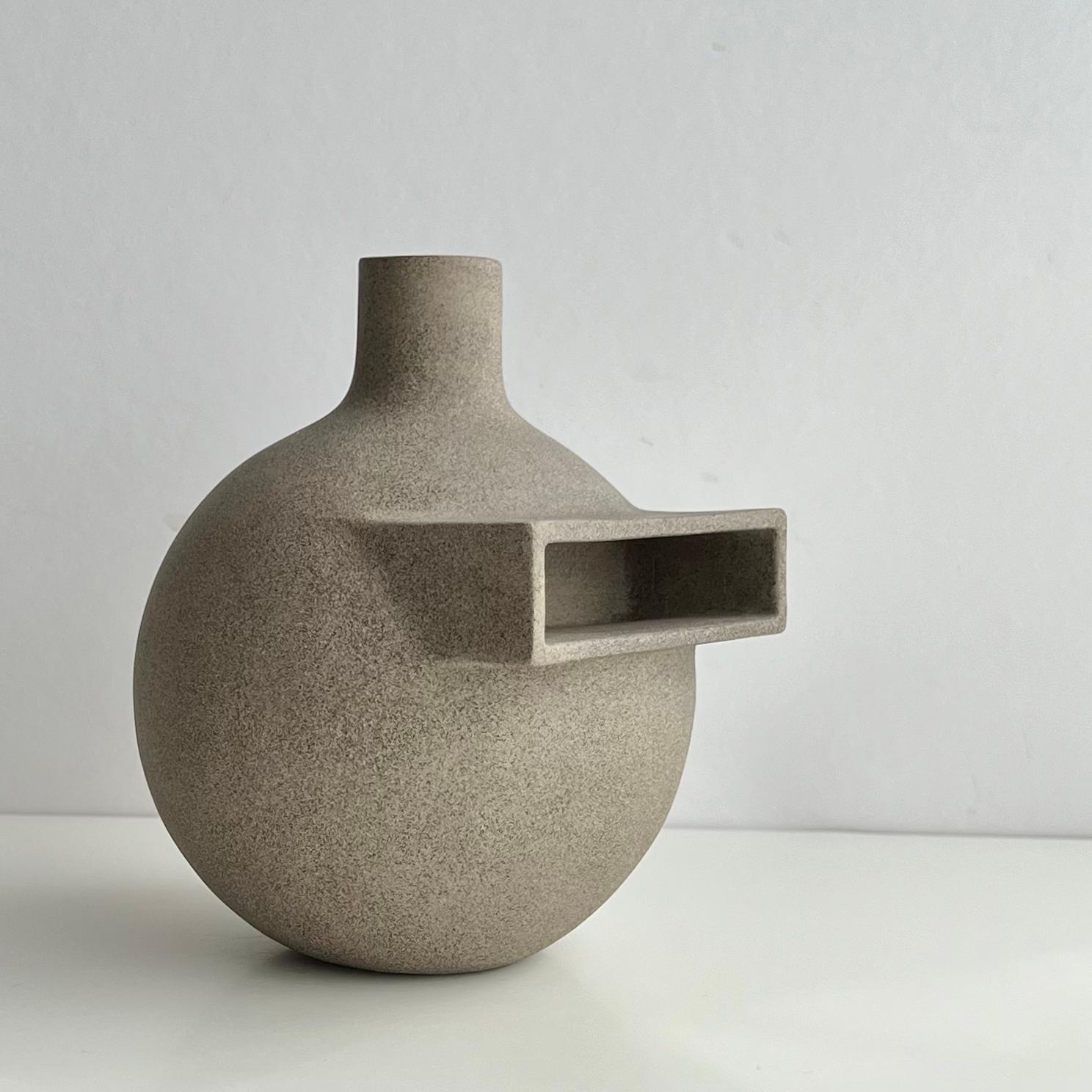 Vase sculptural Bunker de Karin Amdal
Unique en son genre.
Dimensions : D 13 x L 14 x H 16 cm.
MATERIAL : Céramique / Grès gris.

Les pièces sont faites à la main, uniques, et les tailles peuvent varier légèrement. Peut être réalisé sur commande en
