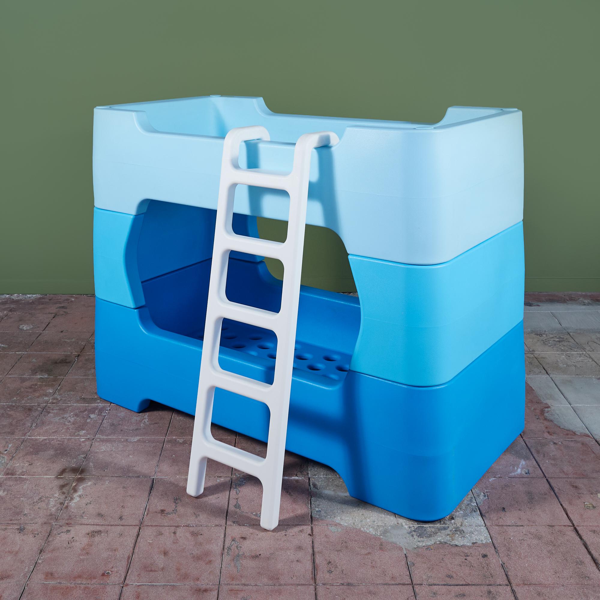 Le lit superposé Bunky de Marc Newson pour Magis c. 2011, Italie, est un système modulaire en plastique moulé conçu pour s'empiler ou être utilisé comme deux lits séparés. Le lit a été la première conception de Newsom pour les enfants et ses bords