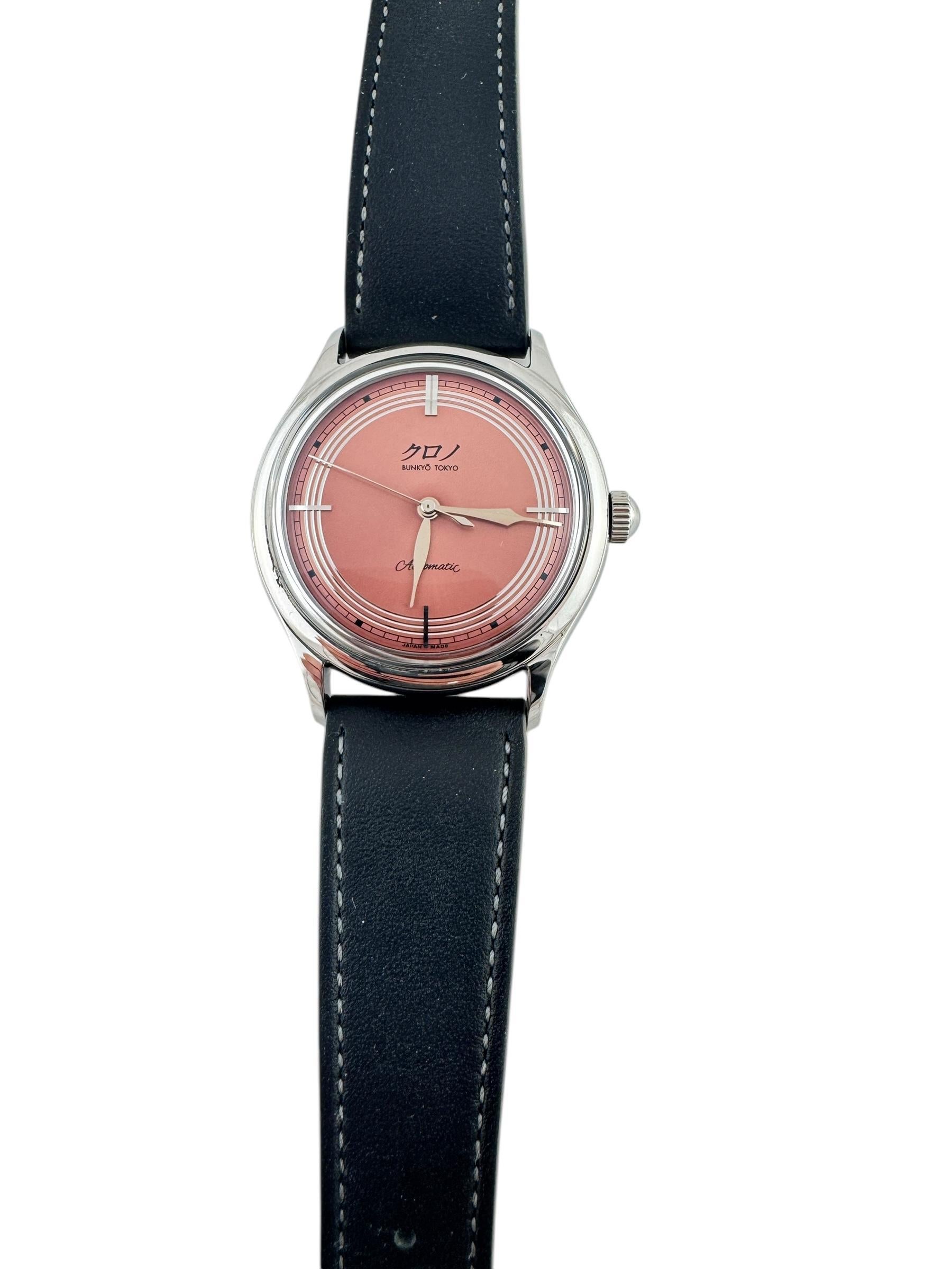 Bunkyo Tokyo Watch

Model: CU0010R873

From the celebrated Japanese designer Hajime Asaoka, This watch is the Kurono Tokyo Bunkyō Edition.

37mm stainless steel case

Salmon dial with silver and black accents

New black leather band NOT original to
