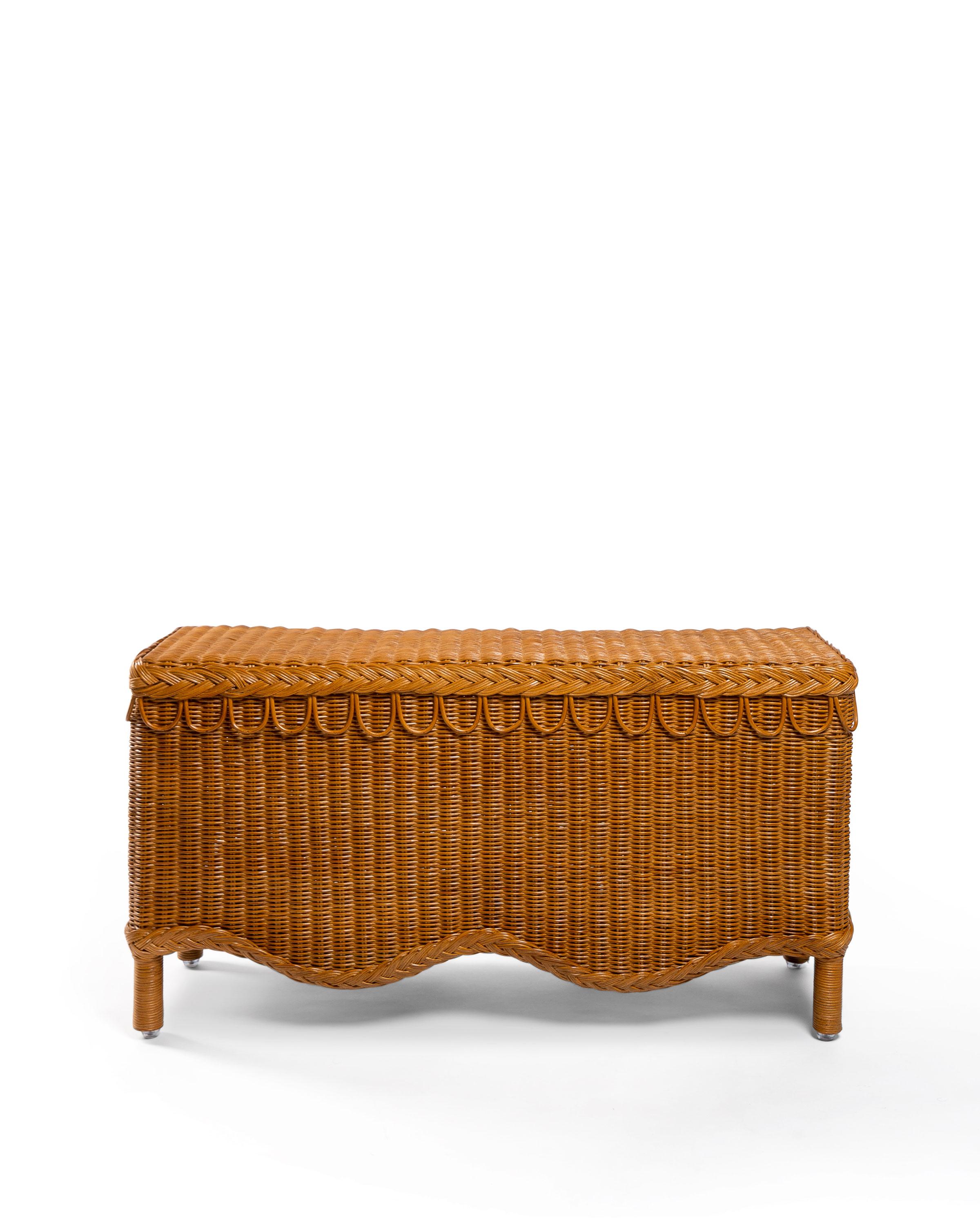 Fabriqué à la main en rotin 100 % naturel, le banc Bunny trouve sa place au pied d'un lit, au pied d'un escalier, près de la porte d'entrée (parfait pour mettre ses chaussures), mais il est aussi fabuleux comme mini table basse. Le tressage et les