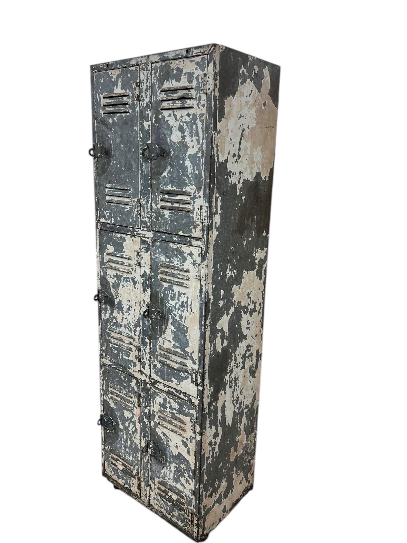 Vintage Metallschloss-Schrank, Schrank mit 6 Beschlägen und befestigten Einlegeböden, Gittertür auf Rollen (Moderne der Mitte des Jahrhunderts) im Angebot