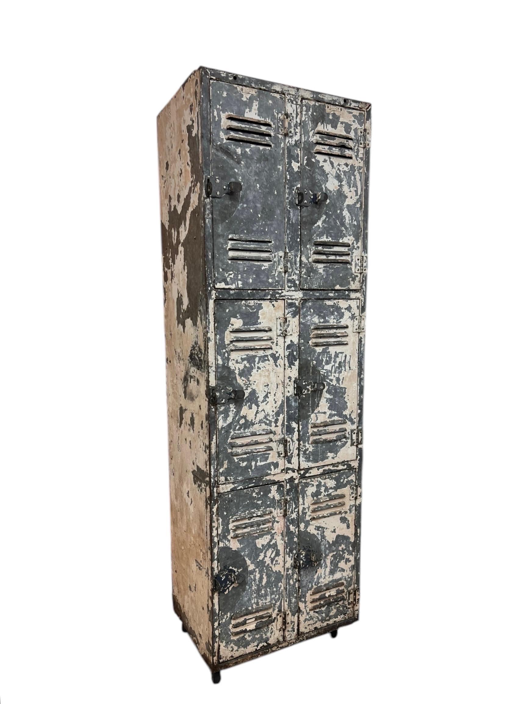 Vintage Metallschloss-Schrank, Schrank mit 6 Beschlägen und befestigten Einlegeböden, Gittertür auf Rollen im Zustand „Gut“ im Angebot in Seattle, WA