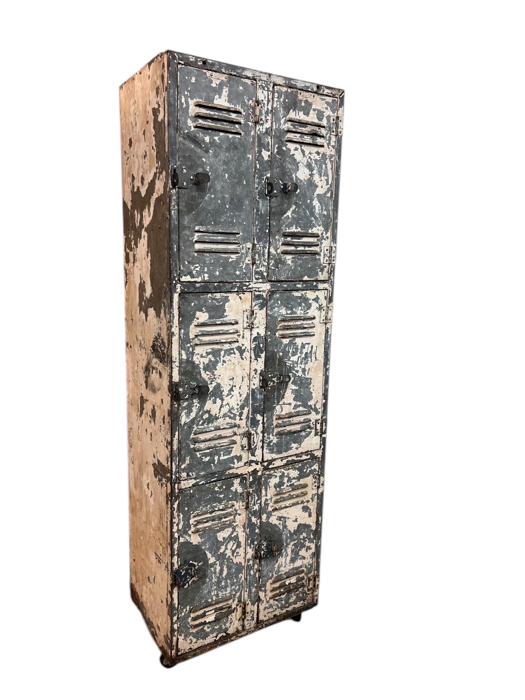 Vintage Metallschloss-Schrank, Schrank mit 6 Beschlägen und befestigten Einlegeböden, Gittertür auf Rollen (Ende des 20. Jahrhunderts) im Angebot
