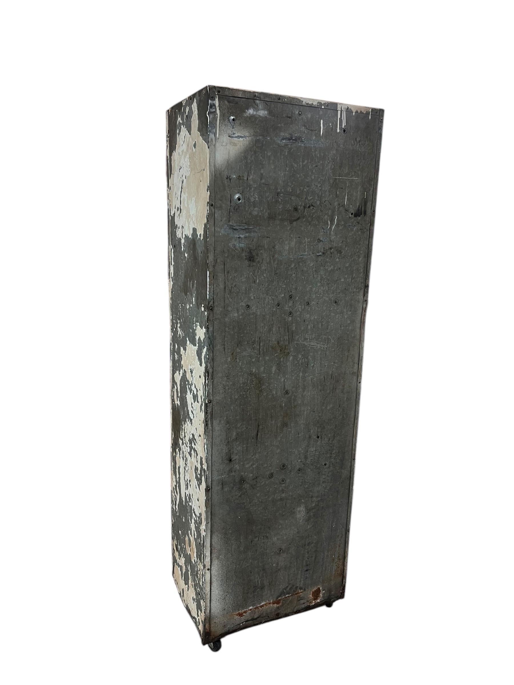 Vintage Metallschloss-Schrank, Schrank mit 6 Beschlägen und befestigten Einlegeböden, Gittertür auf Rollen (Stahl) im Angebot