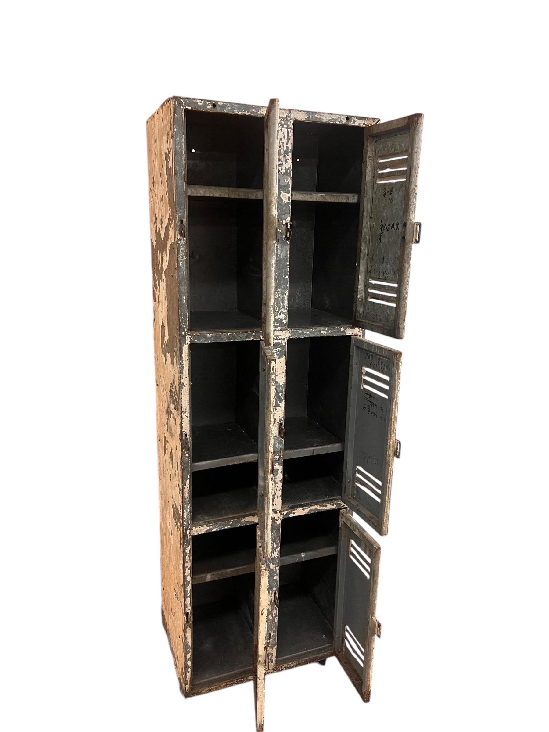Vintage Metallschloss-Schrank, Schrank mit 6 Beschlägen und befestigten Einlegeböden, Gittertür auf Rollen im Angebot 1