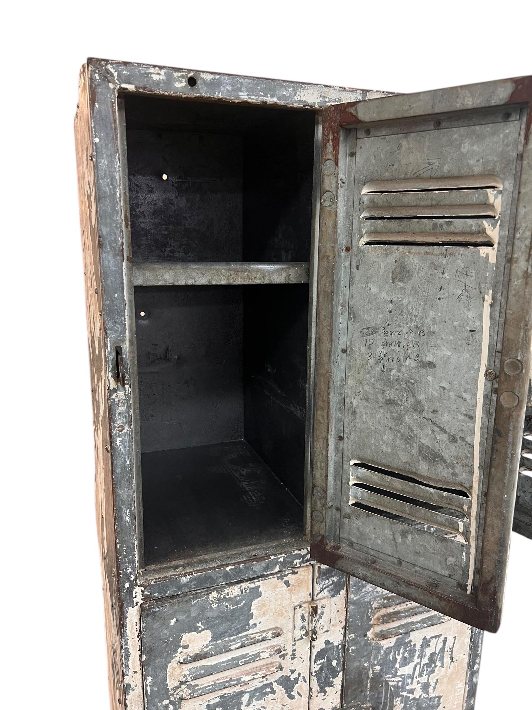 Vintage Metallschloss-Schrank, Schrank mit 6 Beschlägen und befestigten Einlegeböden, Gittertür auf Rollen im Angebot 2