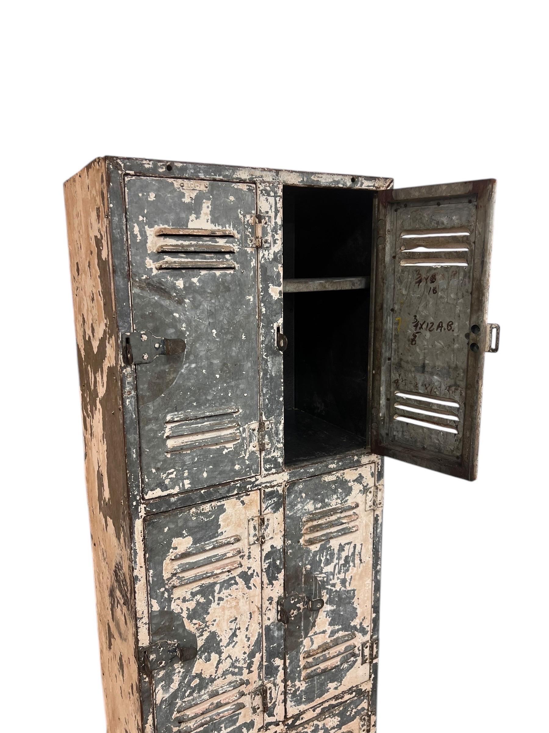 Vintage Metallschloss-Schrank, Schrank mit 6 Beschlägen und befestigten Einlegeböden, Gittertür auf Rollen im Angebot 3