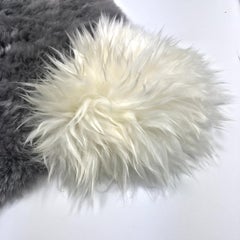 Tapis de chambre à coucher lapin en peau de mouton grise avec longue queue de pompon en laine