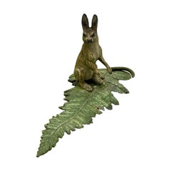 Conejito sobre hoja de helecho Vienna Bronze circa 1900 Conejito de Pascua Geschutzt