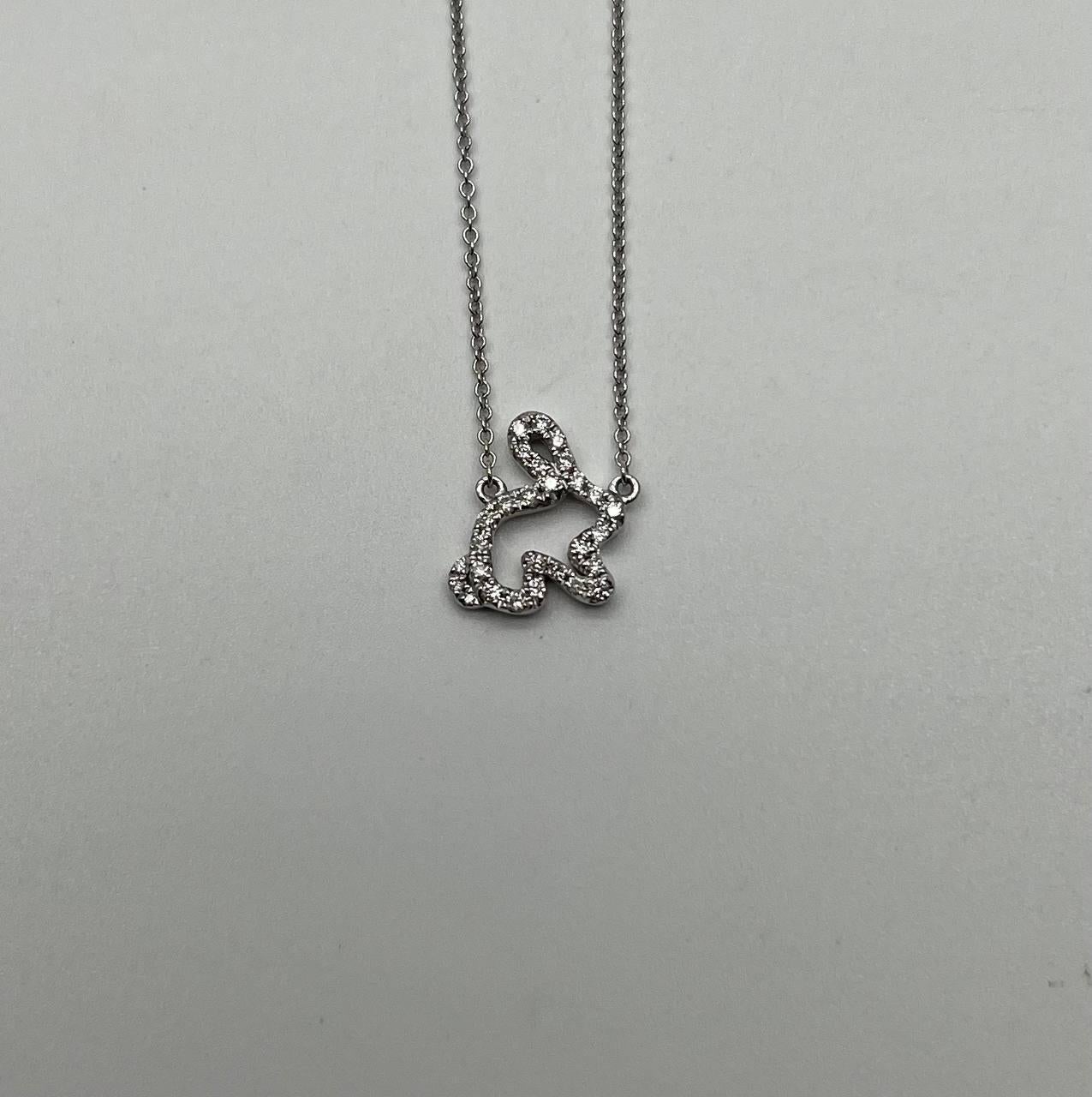 Ce charmant collier est réalisé en or blanc 18 carats. Le pendentif présente une forme de lapin fantaisiste ornée de diamants blancs étincelants. La chaîne délicate complète le design ludique, ce qui en fait un accessoire charmant.

Métal : Or blanc