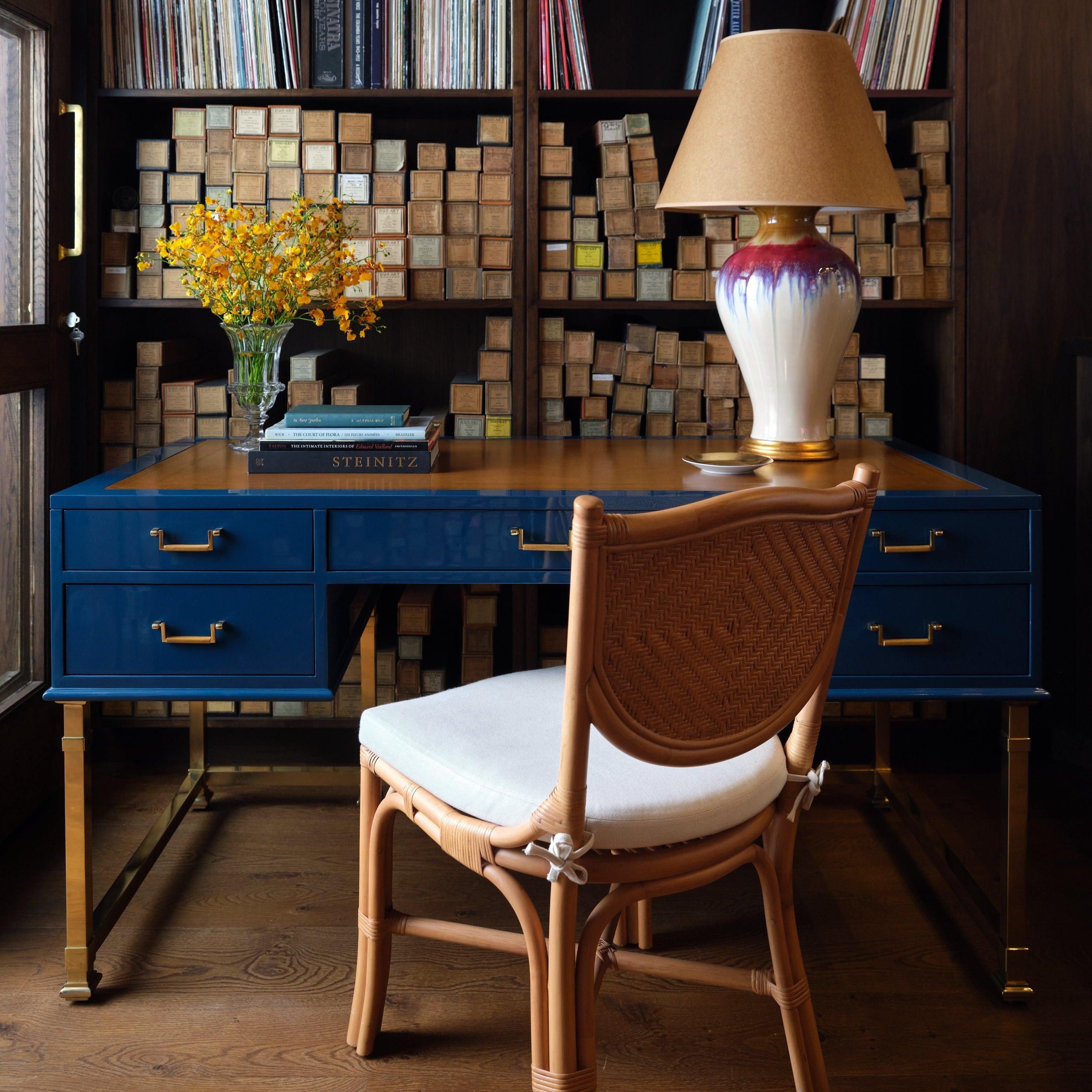 Scrivania Alix di Bunny Williams Home (blu con pelle) in vendita 2