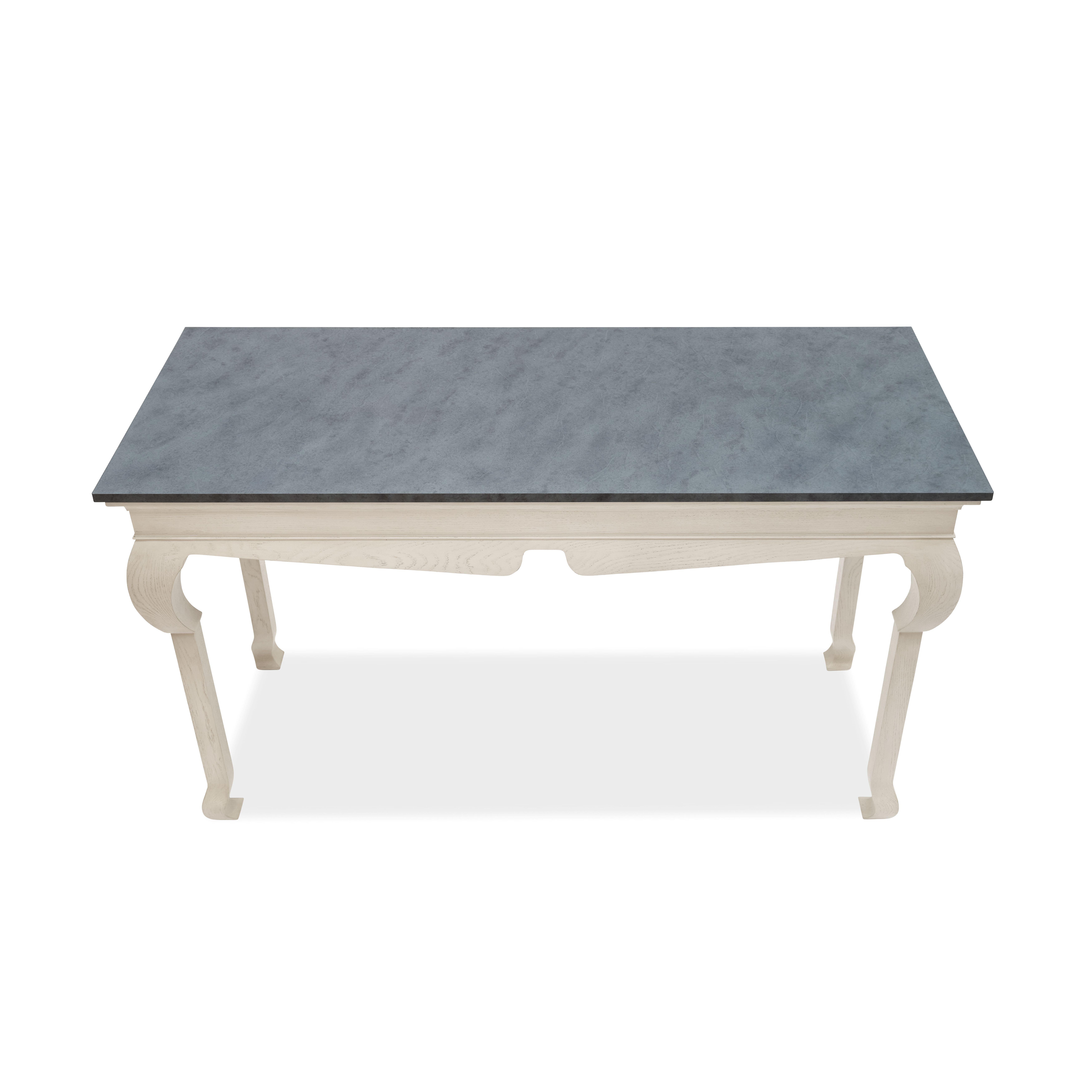 Le mobilier doit être plus que fonctionnel ; il doit raconter une histoire, dégager du caractère et refléter l'âme d'un espace. 
Cette console à pieds crochus peinte en blanc fait tout cela et bien plus encore. Avec ses pieds gracieusement incurvés,