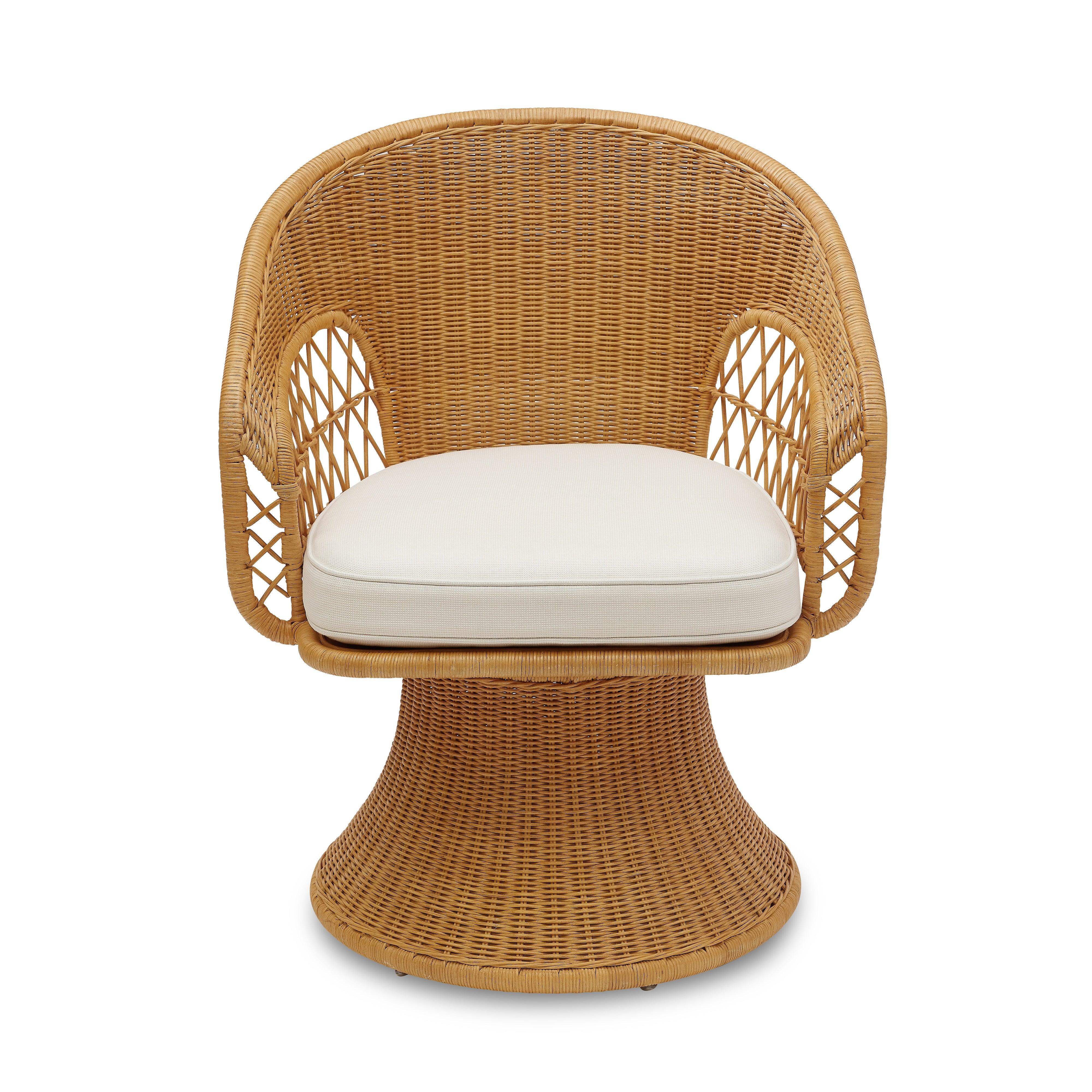 Le fauteuil pivotant Amelia Petite s'inspire d'un original antique. La base évasée du tambour et le treillis ouvert en osier apportent de la légèreté, tandis que le dossier en forme de tonneau vous berce dans le confort. Un coussin amovible, revêtu