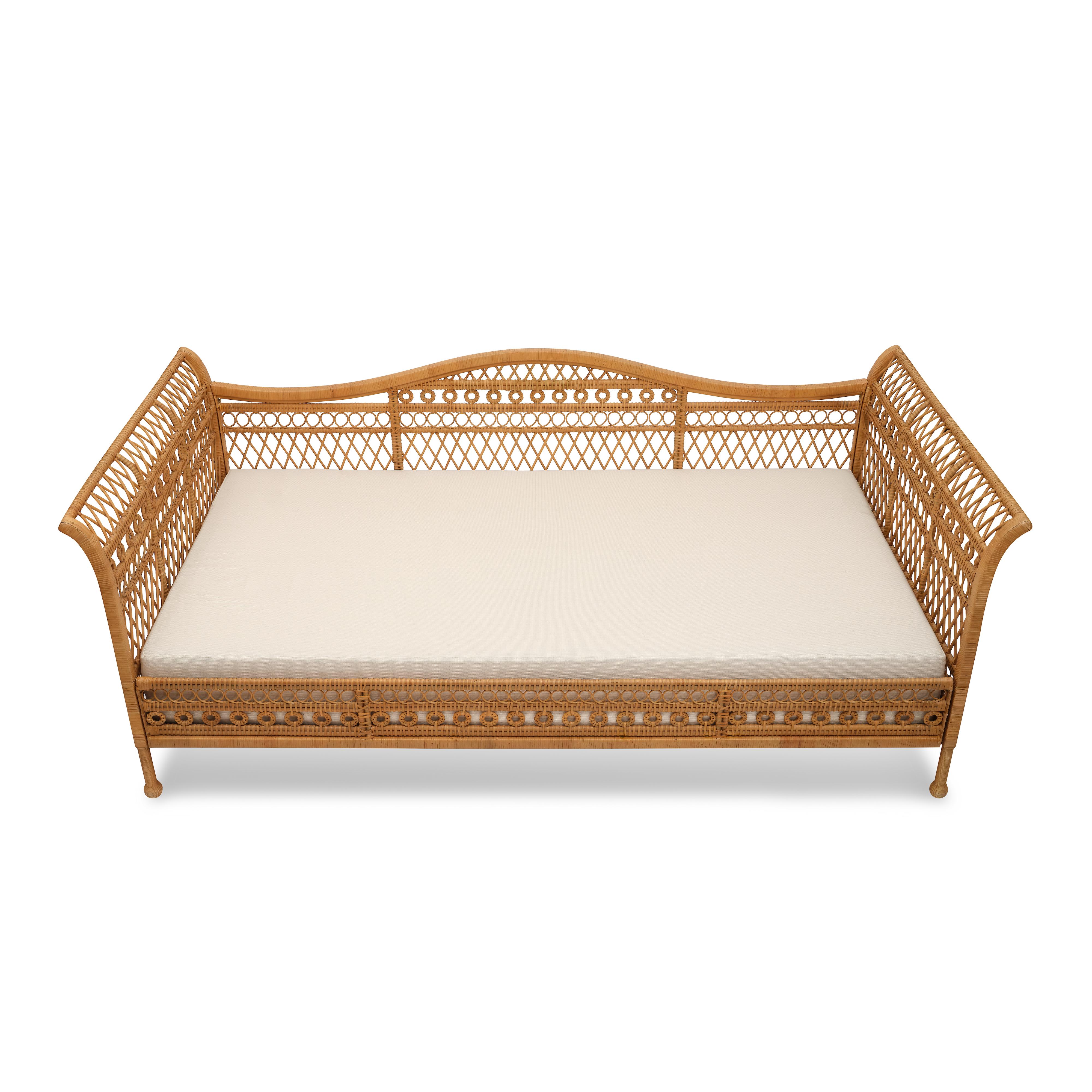 Notre nouveau lit de jour Annabel est parfaitement adapté aux salons et aux chambres d'hôtes. Fabriqué avec les fibres naturelles du rotin, son cadre gracieux et simple est complété par une variété de vanneries décoratives : des boucles serrées