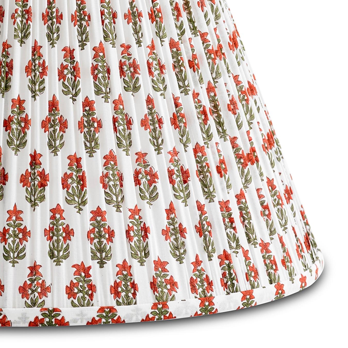 Ce motif floral rouge audacieux est exotique et possède l'essence incontrôlée du flair bohème - imaginez la lueur sulfureuse dans une tanière ou à côté de votre fauteuil le plus confortable. Adapté à presque toutes les lampes de table de Bunny
