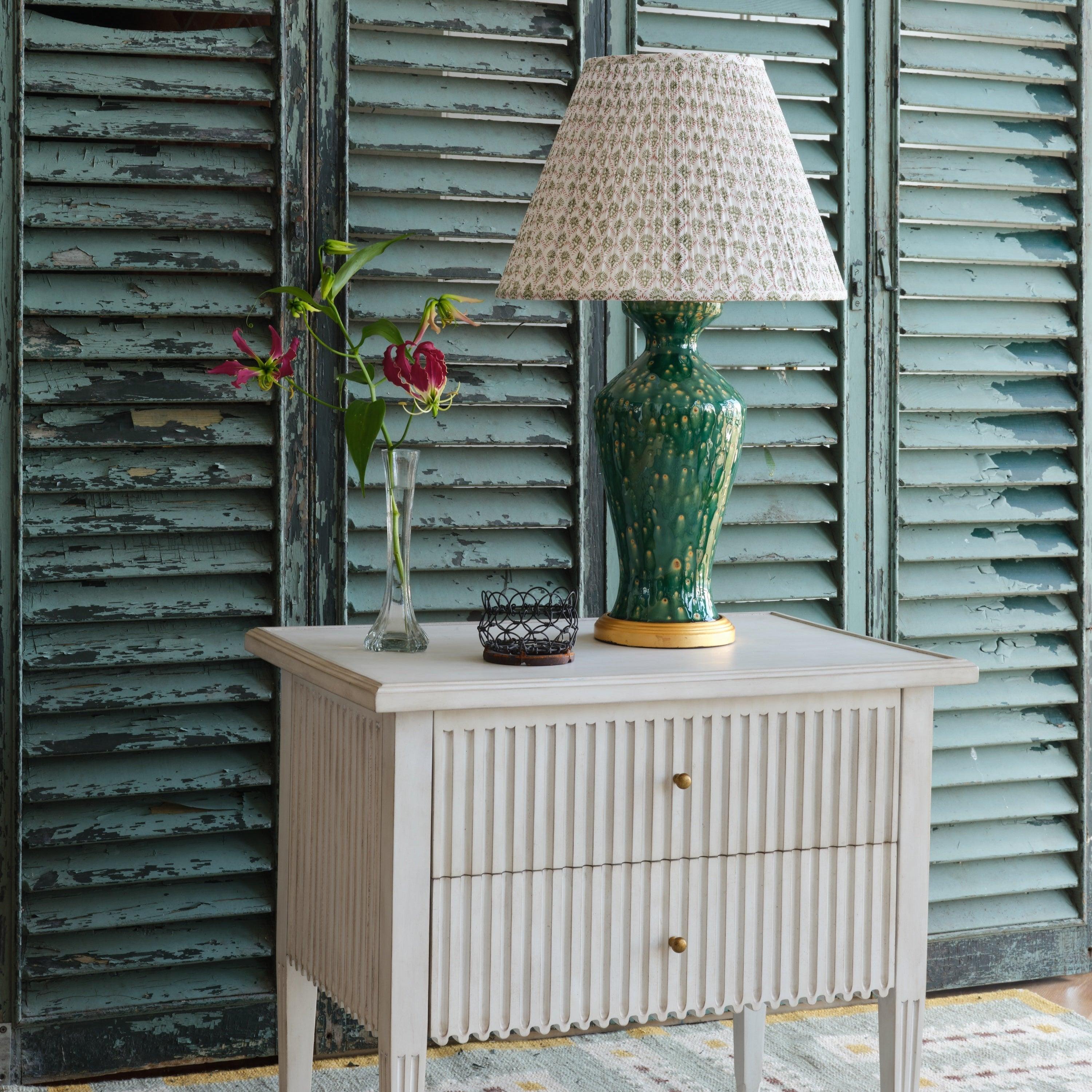 Bunny Williams Home Pantalla de lámpara Kanya con estampado de bloques 18 pulgadas en Nuevo estado para la venta en New York, NY