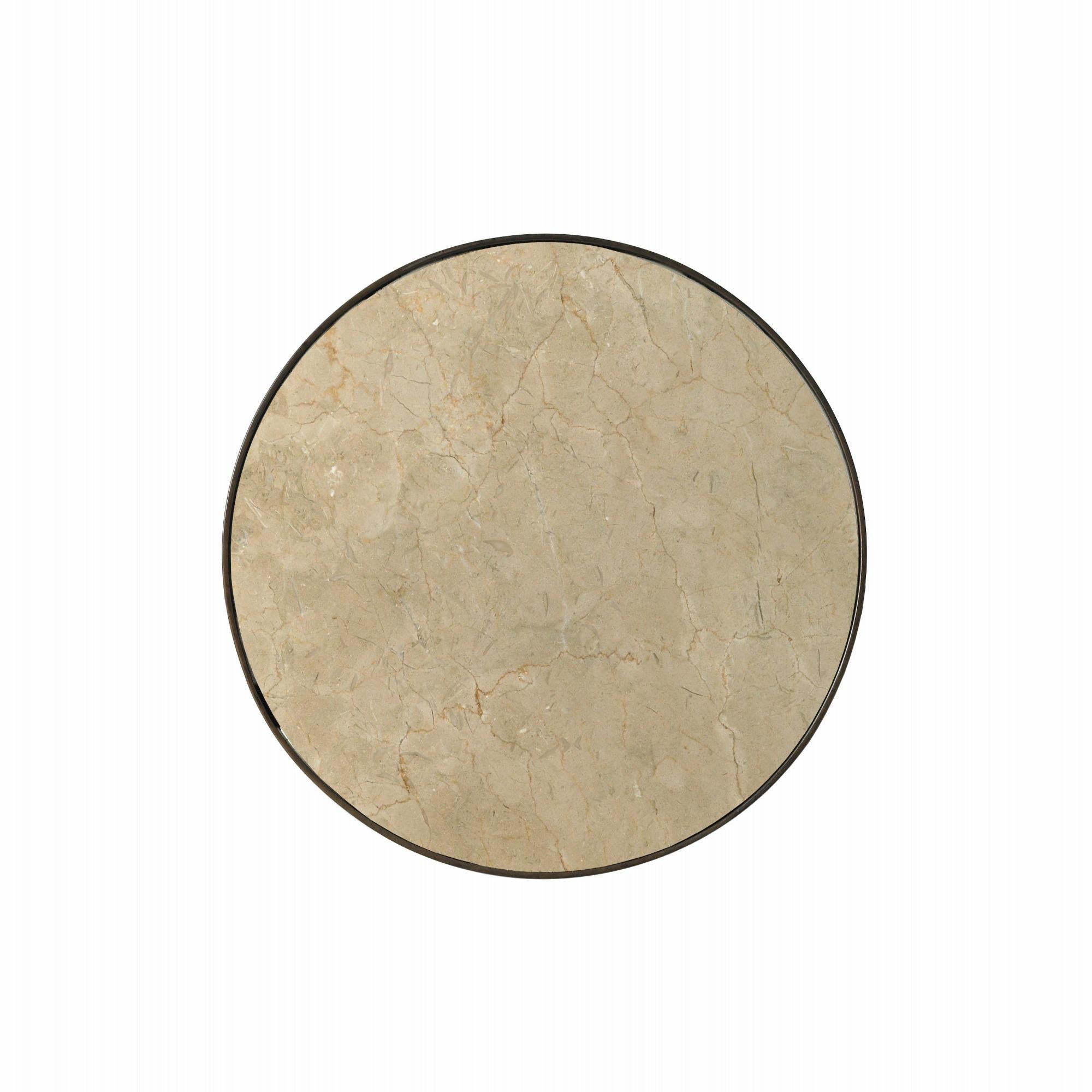 Dans le New York du début des années 1900, on trouvait des tables de ce type dans tous les cabarets de la ville. Notre version est conçue pour durer encore un siècle et a la taille idéale pour être placée à côté d'un canapé ou d'un fauteuil. La base