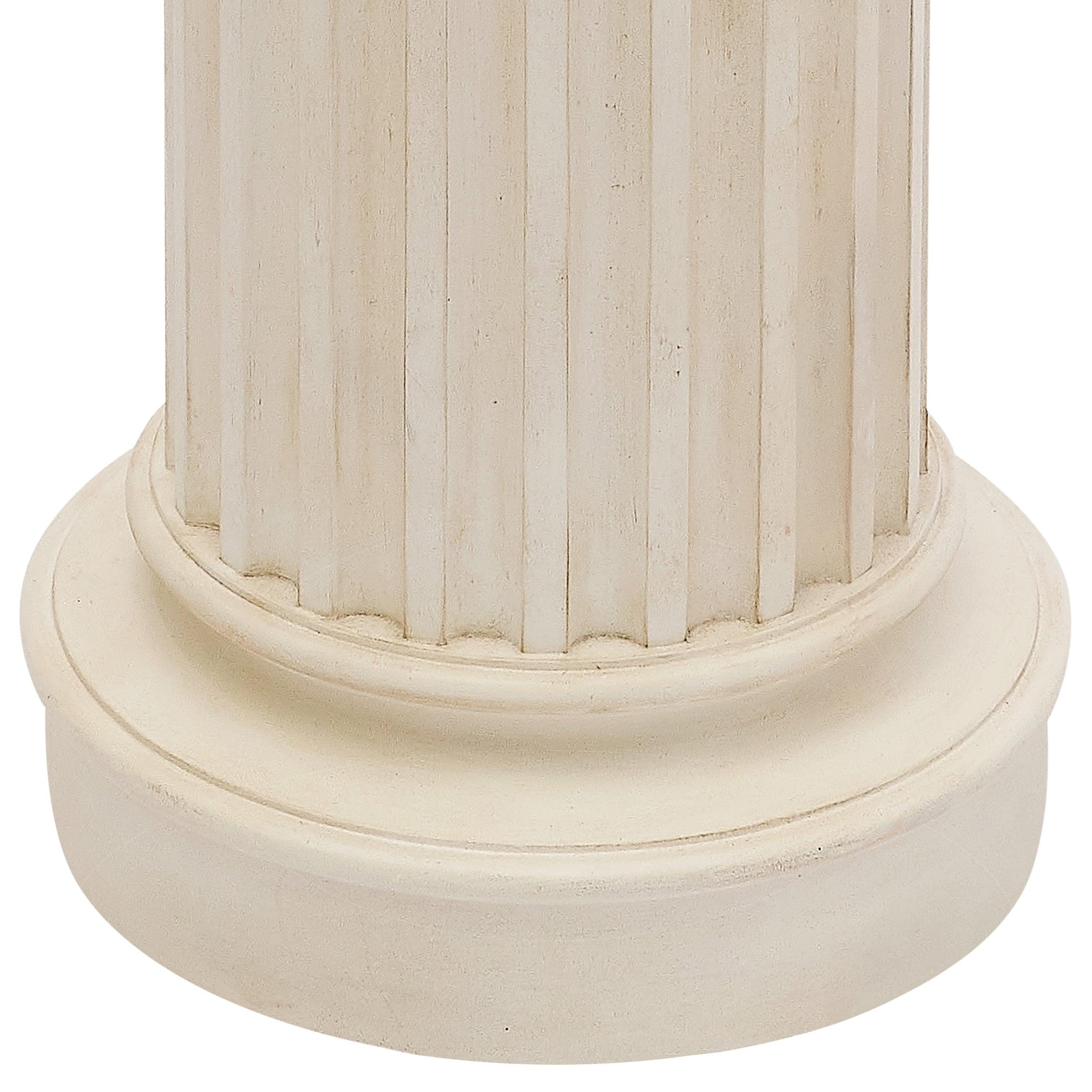 Un pedestal es uno de los trucos favoritos de Bunny para dar a las plantas y objetos de arte la atención que merecen. Modelado a partir de una antigüedad de su conservatorio, el pedestal Cassius presenta un estriado atemporal y un acabado pintado en