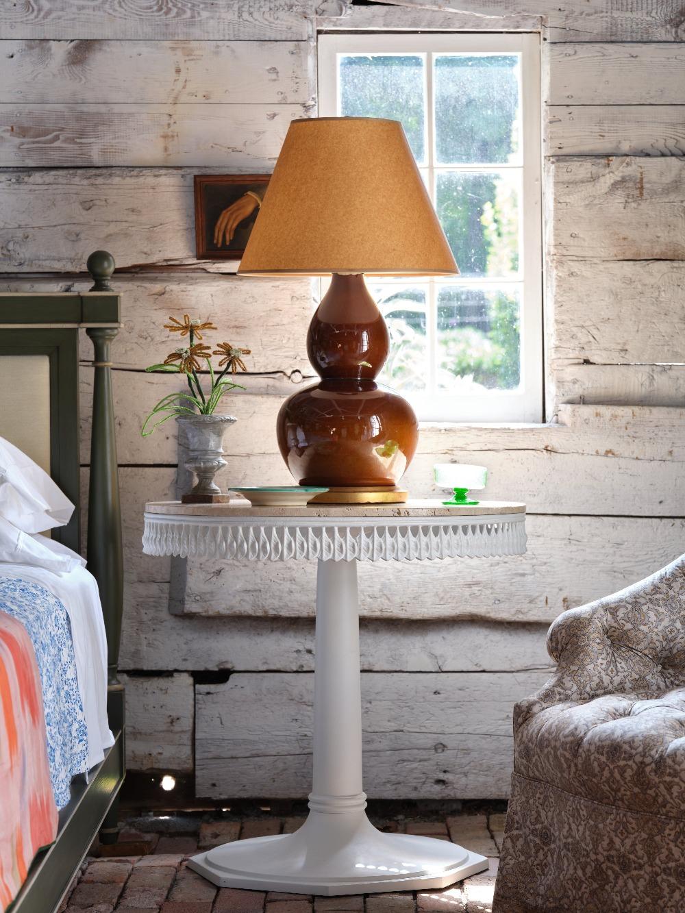 Nous disons toujours qu'il est important de choisir des couleurs avec lesquelles il est facile de vivre, ce qui signifie ignorer les tendances. Rien de plus classique que cette lampe à double gourde en céramique émaillée brun-rouge avec socle en